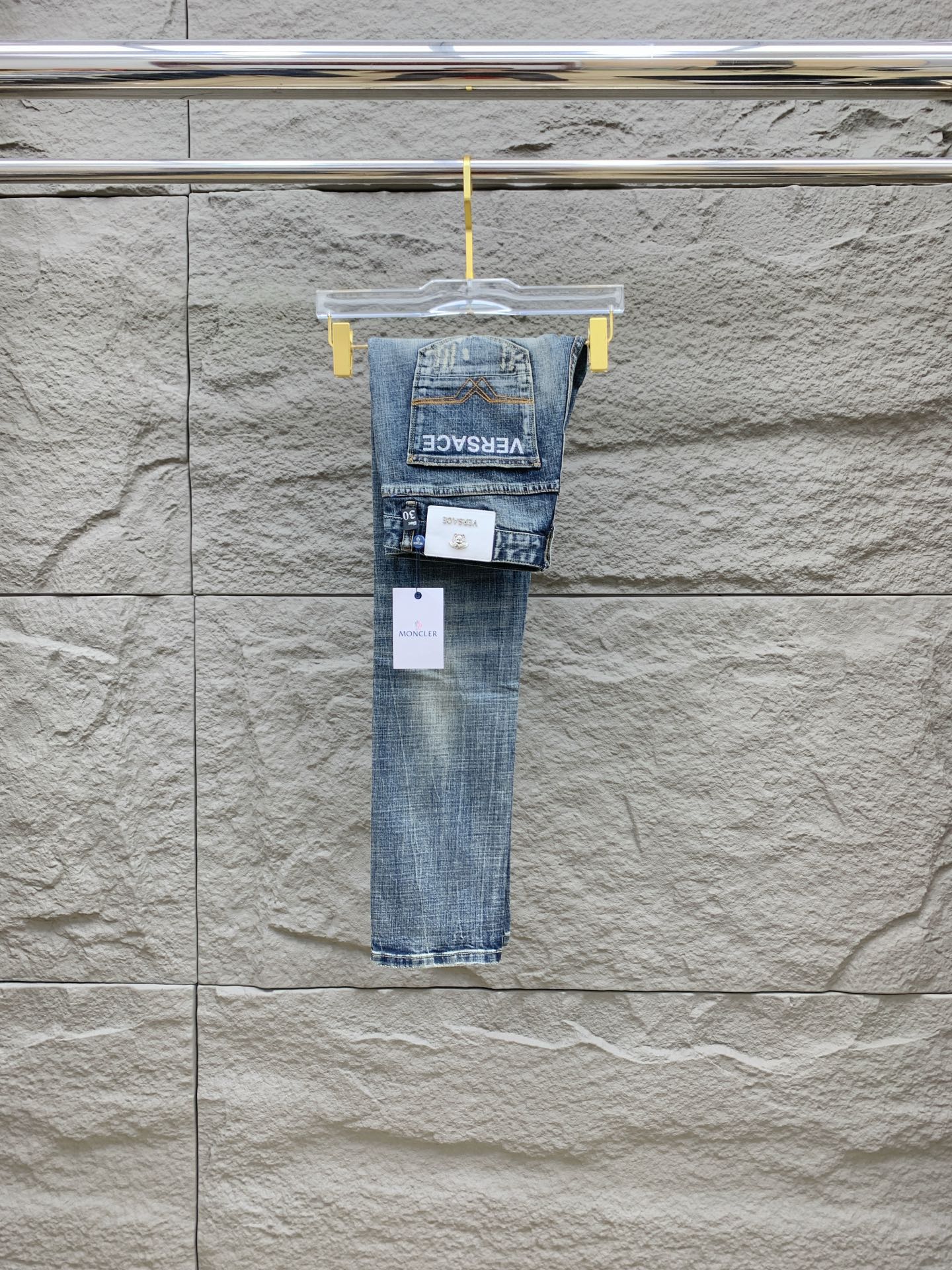 NO:153344,Versace [New Product] is available for high-end exclusive sale. The 25SS four-season super-burning street-explosion series is the most exclusive and grandly launched. Original custom high-end quality fabric, customized hardware style slim-fitting tailoring, fabric with elasticity, micro-elastic upper body comfort, a must-have item!  Counter size 29-38 (no 35 no 37), versace, jeans, alexander wang19860909范思哲【新品】高端独家发售 25SS四季款超燃炸街系列之最牛仔裤 独家隆重推出 原版定制高端品质面料 定制五金版型修身剪裁 面料带弹力 微弹上身舒适度超高 必爆单品！专柜尺码29-38（无35无37）,,versace,jeans,alexander wang,Men's clothing