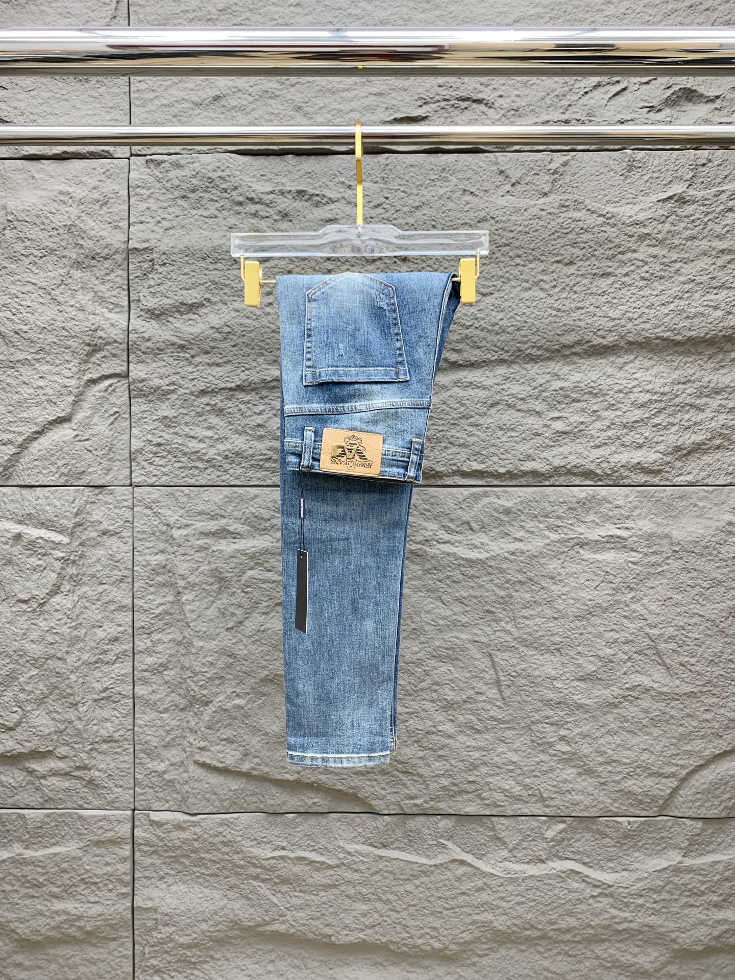 NO:153354,Armani [New Product] is available for high-end exclusive sale. The 25SS four-season super-burning street-explosion series is the most exclusive and grandly launched. Original custom high-end quality fabric, customized hardware style slim tailoring, fabric with elasticity, micro-elastic upper body comfort, a must-have item!  Counter size 29-38 (no 35 no 37), Armani, jeans, alexander wang19860909阿玛尼【新品】高端独家发售 25SS四季款超燃炸街系列之最牛仔裤 独家隆重推出 原版定制高端品质面料 定制五金版型修身剪裁 面料带弹力 微弹上身舒适度超高 必爆单品！专柜尺码29-38（无35无37）,,armani,jeans,alexander wang,Men's clothing