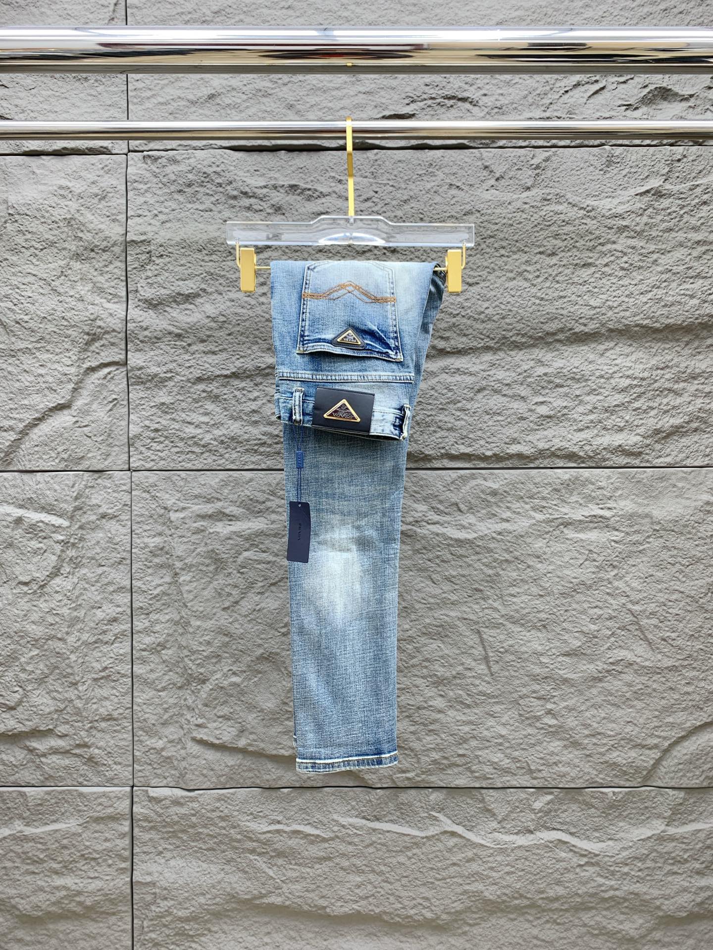 NO:153358,Prada [New Product] is available for high-end exclusive sale. The 25SS four-season super-burning street-explosion series is the most exclusive and grandly launched. Original custom high-end quality fabric, customized hardware style slim-fitting tailoring, fabric with elasticity, micro-elastic upper body comfort, a must-have item!  Counter size 29-38 (no 35 no 37), prada, jeans, alexander wang19860909普拉达【新品】高端独家发售 25SS四季款超燃炸街系列之最牛仔裤 独家隆重推出 原版定制高端品质面料 定制五金版型修身剪裁 面料带弹力 微弹上身舒适度超高 必爆单品！专柜尺码29-38（无35无37）,,prada,jeans,alexander wang,Men's clothing