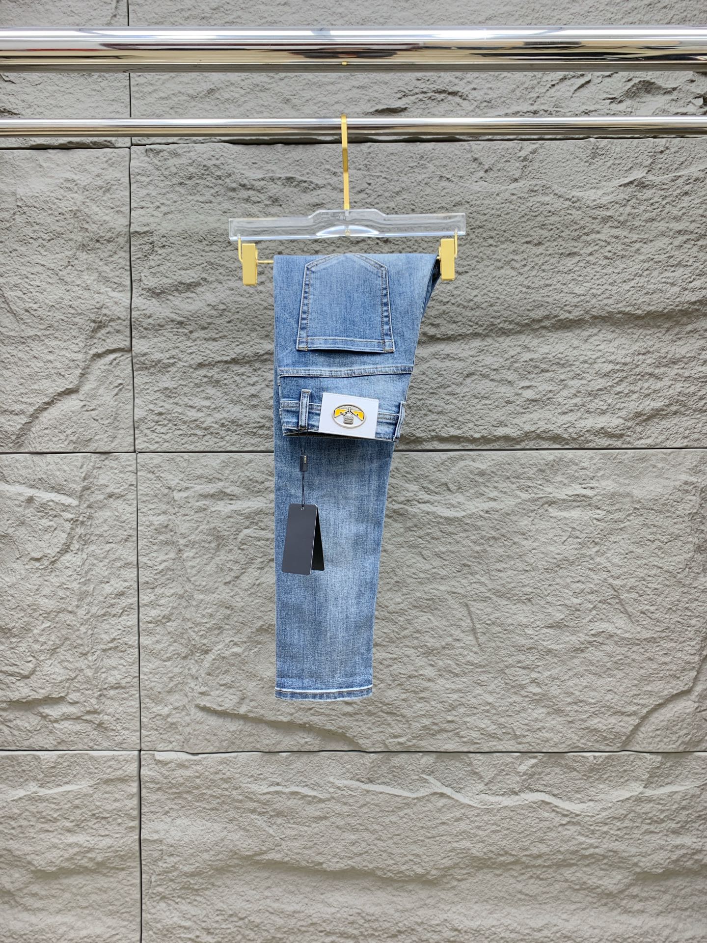 NO:153362,Armani [New Product] is available for high-end exclusive sale. The 25SS four-season super-burning street-explosion series is the most exclusive and grandly launched. Original custom high-end quality fabric, customized hardware style slim tailoring, fabric with elasticity, micro-elastic upper body comfort, a must-have item!  Counter size 29-38 (no 35 no 37), Armani, jeans, alexander wang19860909阿玛尼【新品】高端独家发售 25SS四季款超燃炸街系列之最牛仔裤 独家隆重推出 原版定制高端品质面料 定制五金版型修身剪裁 面料带弹力 微弹上身舒适度超高 必爆单品！专柜尺码29-38（无35无37）,,armani,jeans,alexander wang,Men's clothing