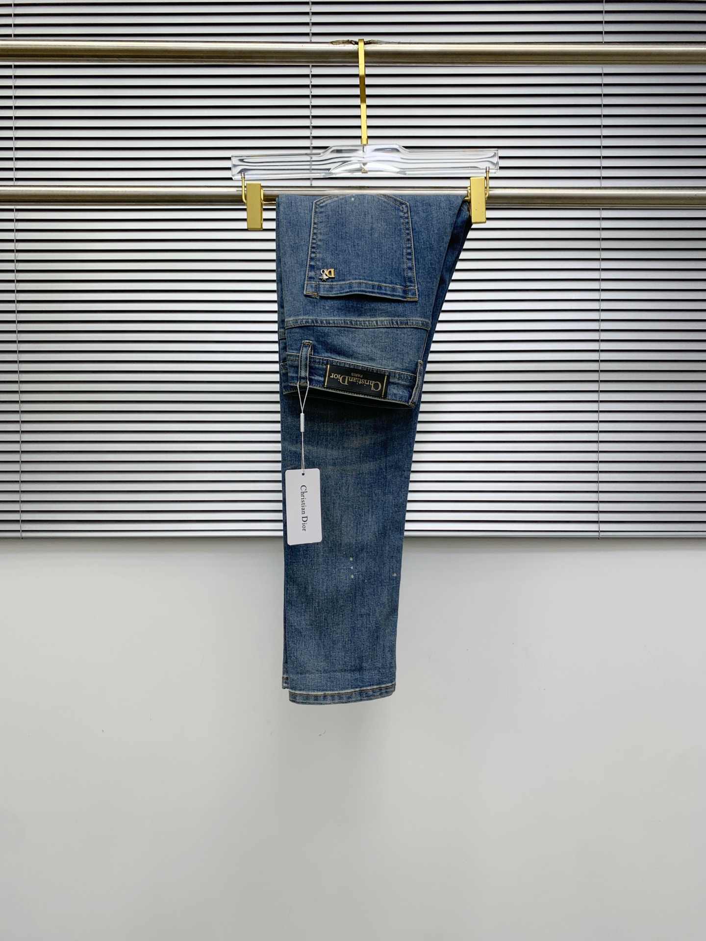 NO:518542,Dior [New Product] is available for high-end exclusive sale. The 25SS four-season super-burning street-explosion series is the most exclusive and grandly launched. Original custom high-end quality fabric, customized hardware style slim-fitting tailoring, fabric with elasticity, micro-elastic upper body comfort, a must-have item!  Counter size 29-38 (no 35 no 37), Dior, jeans, alexander wang19860909迪奥【新品】高端独家发售 25SS四季款超燃炸街系列之最牛仔裤 独家隆重推出 原版定制高端品质面料 定制五金版型修身剪裁 面料带弹力 微弹上身舒适度超高 必爆单品！专柜尺码29-38（无35无37）,,dior,jeans,alexander wang,Men's clothing