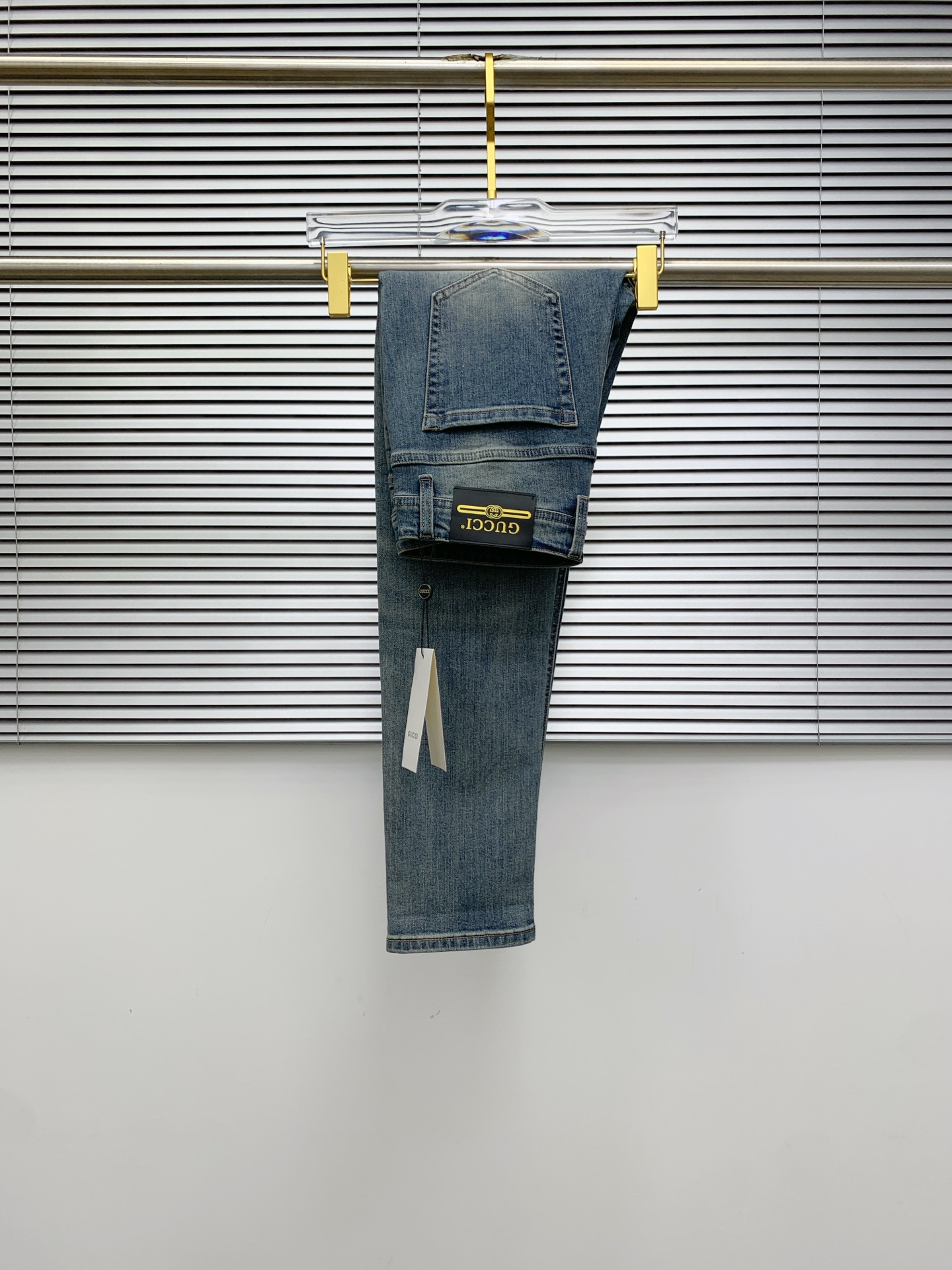 NO:518546,Gucci [New Product] is available for high-end exclusive sale. The 25SS four-season super-burning street-explosion series is the most exclusive and grandly launched. Original custom high-end quality fabric, customized hardware style slim-fitting tailoring, fabric with elasticity, micro-elastic upper body comfort, a must-have item!  Counter size 29-38 (no 35 no 37), gucci, jeans, alexander wang19860909古驰【新品】高端独家发售 25SS四季款超燃炸街系列之最牛仔裤 独家隆重推出 原版定制高端品质面料 定制五金版型修身剪裁 面料带弹力 微弹上身舒适度超高 必爆单品！专柜尺码29-38（无35无37）,,gucci,jeans,alexander wang,Men's clothing