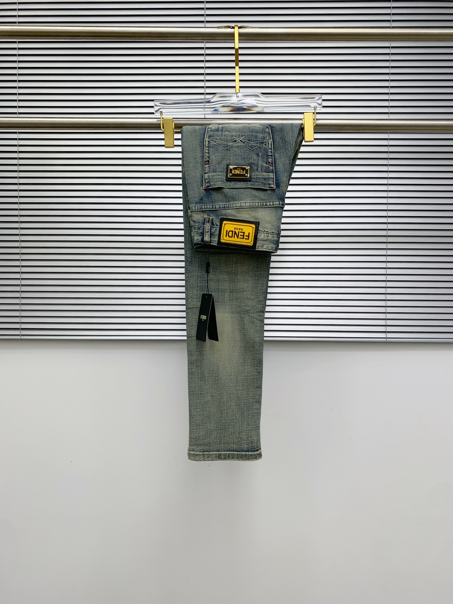 NO:518548,Fendi [New Product] is available for high-end exclusive sale. The 25SS four-season super-burning street-explosion series is the most exclusive and grandly launched. Original custom high-end quality fabric, customized hardware style slim-fitting tailoring, fabric with elasticity, micro-elastic upper body comfort, a must-have item!  Counter size 29-38 (no 35 no 37), fendi, jeans, alexander wang19860909芬迪【新品】高端独家发售 25SS四季款超燃炸街系列之最牛仔裤 独家隆重推出 原版定制高端品质面料 定制五金版型修身剪裁 面料带弹力 微弹上身舒适度超高 必爆单品！专柜尺码29-38（无35无37）,,fendi,jeans,alexander wang,Men's clothing