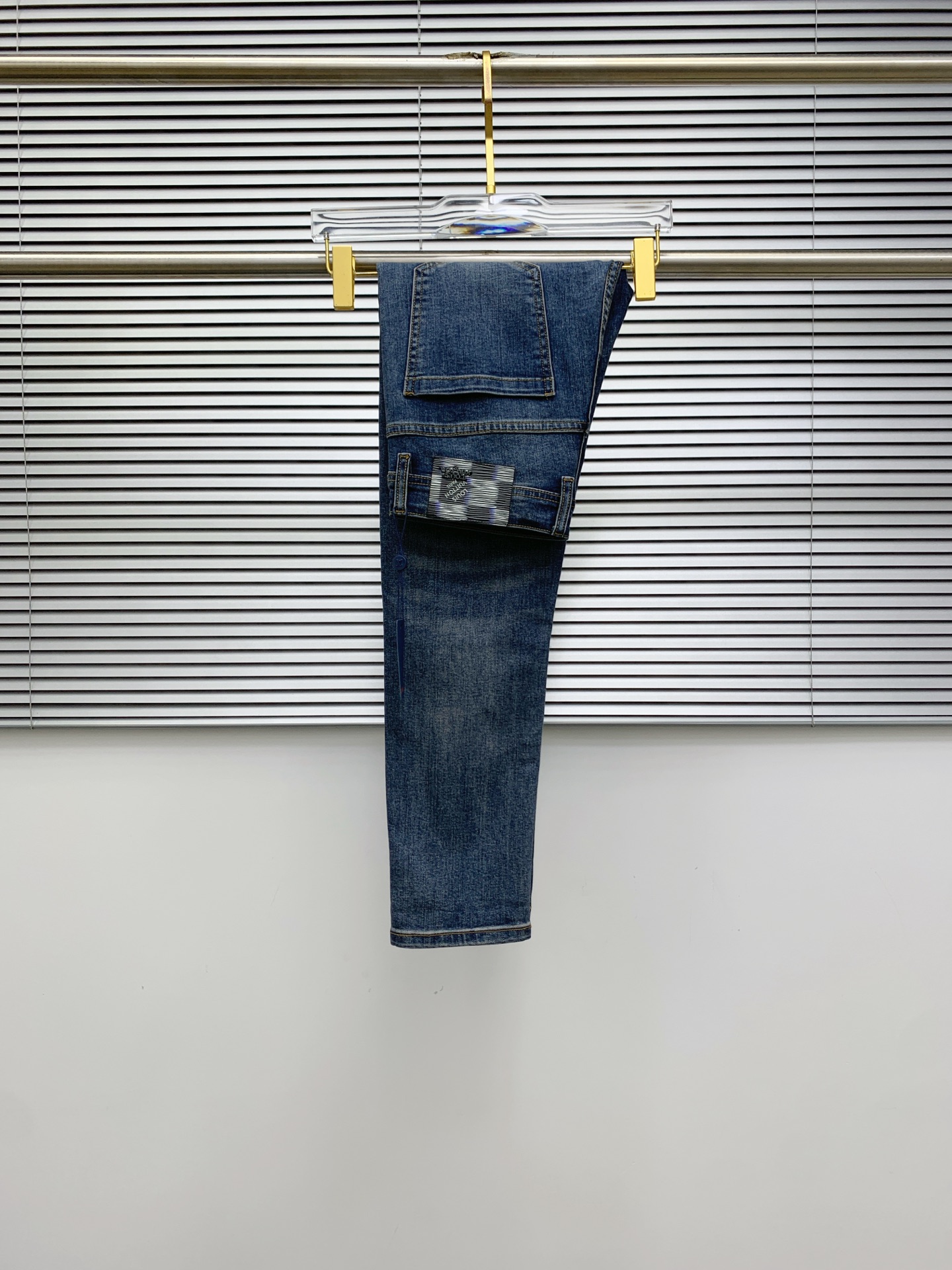 NO:518550,Lv【New Product】Exclusively available for high-end and exclusive 25SS four-season super-burning street-explosion series The most exclusive jeans launched. Original custom high-end quality fabric, customized hardware style slim-fitting tailoring, fabric with elasticity, micro-elastic upper body comfort, must-explode item!  Counter size 29-38 (no 35 no 37), louis vuitton, jeans, alexander wang19860909Lv【新品】高端独家发售 25SS四季款超燃炸街系列之最牛仔裤 独家隆重推出 原版定制高端品质面料 定制五金版型修身剪裁 面料带弹力 微弹上身舒适度超高 必爆单品！专柜尺码29-38（无35无37）,,louis vuitton,jeans,alexander wang,Men's clothing