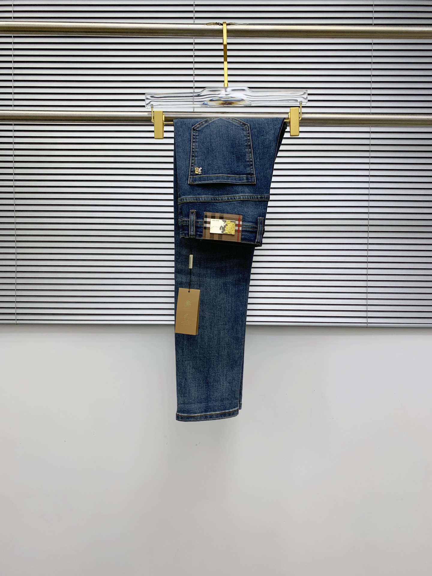 NO:518554,Burberry [New Product] is available for high-end exclusive sale. The 25SS four-season super-burning street-explosion series is the most exclusive and grandly launched. Original custom high-end quality fabric, customized hardware style slim-fitting tailoring, fabric with elasticity, micro-elastic upper body comfort, a must-have item!  Counter size 29-38 (no 35 no 37), Burberry, jeans, alexander wang19860909巴宝莉【新品】高端独家发售 25SS四季款超燃炸街系列之最牛仔裤 独家隆重推出 原版定制高端品质面料 定制五金版型修身剪裁 面料带弹力 微弹上身舒适度超高 必爆单品！专柜尺码29-38（无35无37）,,burberry,jeans,alexander wang,Men's clothing