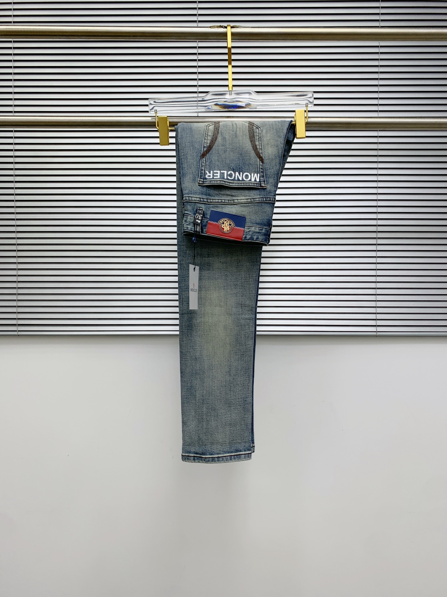 NO:518556,The 25SS four-season super-burning street-explosion series is exclusively launched. Original custom high-end quality fabric, customized hardware style slim-fitting tailoring, fabric with elasticity, micro-elastic upper body comfort, a must-have item!  Counter size 29-38 (no 35 no 37), Moncler, jeans, alexander wang19860909蒙口【新品】高端独家发售 25SS四季款超燃炸街系列之最牛仔裤 独家隆重推出 原版定制高端品质面料 定制五金版型修身剪裁 面料带弹力 微弹上身舒适度超高 必爆单品！专柜尺码29-38（无35无37）,,Moncler,jeans,alexander wang,Men's clothing