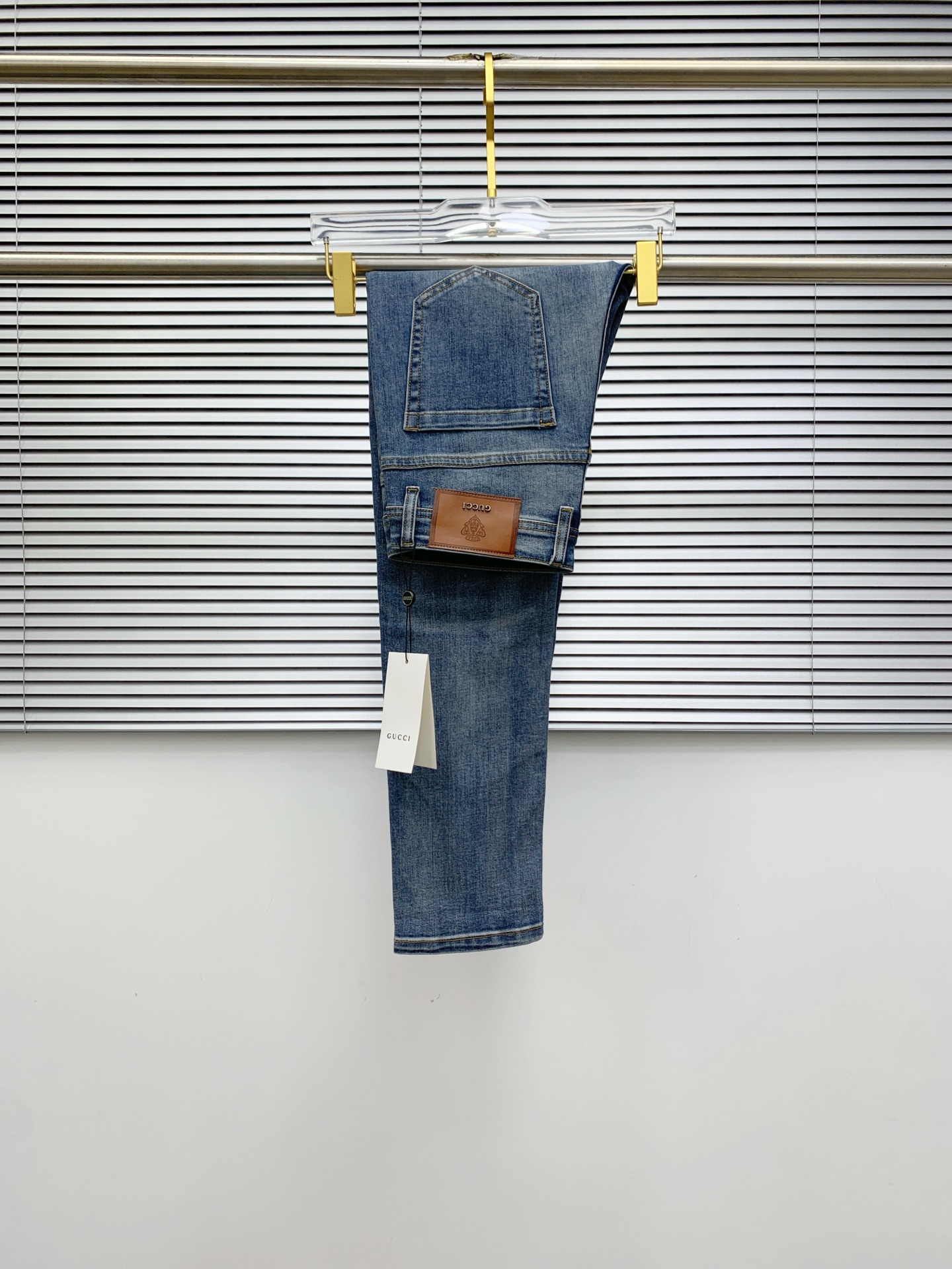 NO:518561,Gucci [New Product] is available for high-end exclusive sale. The 25SS four-season super-burning street-explosion series is the most exclusive and grandly launched. Original custom high-end quality fabric, customized hardware style slim-fitting tailoring, fabric with elasticity, micro-elastic upper body comfort, a must-have item!  Counter size 29-38 (no 35 no 37), gucci, jeans, alexander wang19860909古驰【新品】高端独家发售 25SS四季款超燃炸街系列之最牛仔裤 独家隆重推出 原版定制高端品质面料 定制五金版型修身剪裁 面料带弹力 微弹上身舒适度超高 必爆单品！专柜尺码29-38（无35无37）,,gucci,jeans,alexander wang,Men's clothing