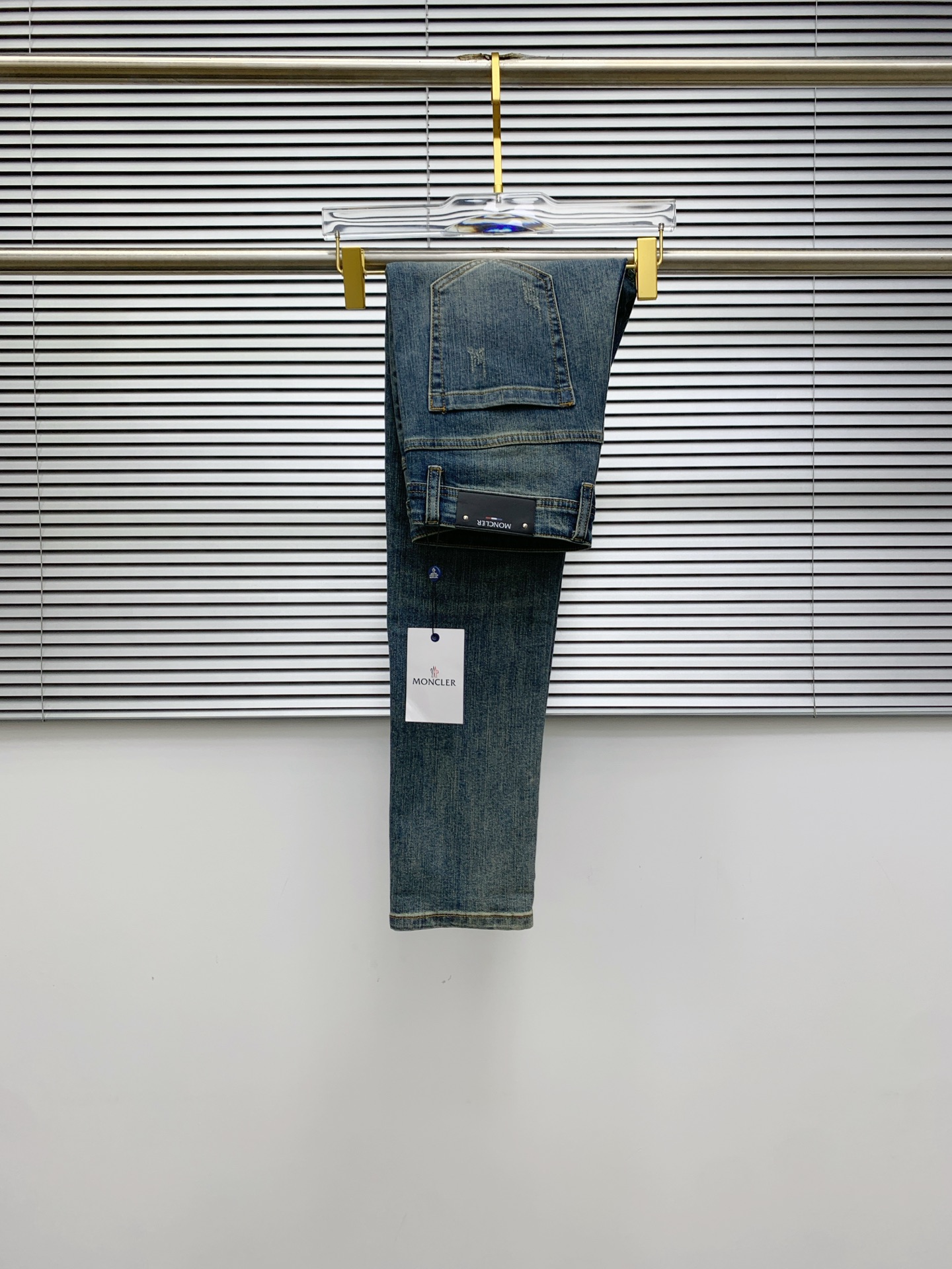 NO:518563,The 25SS four-season super-burning street-explosion series is exclusively launched. Original custom high-end quality fabric, customized hardware style slim-fitting tailoring, fabric with elasticity, micro-elastic upper body comfort, a must-have item!  Counter size 29-38 (no 35 no 37), Moncler, jeans, alexander wang19860909蒙口【新品】高端独家发售 25SS四季款超燃炸街系列之最牛仔裤 独家隆重推出 原版定制高端品质面料 定制五金版型修身剪裁 面料带弹力 微弹上身舒适度超高 必爆单品！专柜尺码29-38（无35无37）,,Moncler,jeans,alexander wang,Men's clothing