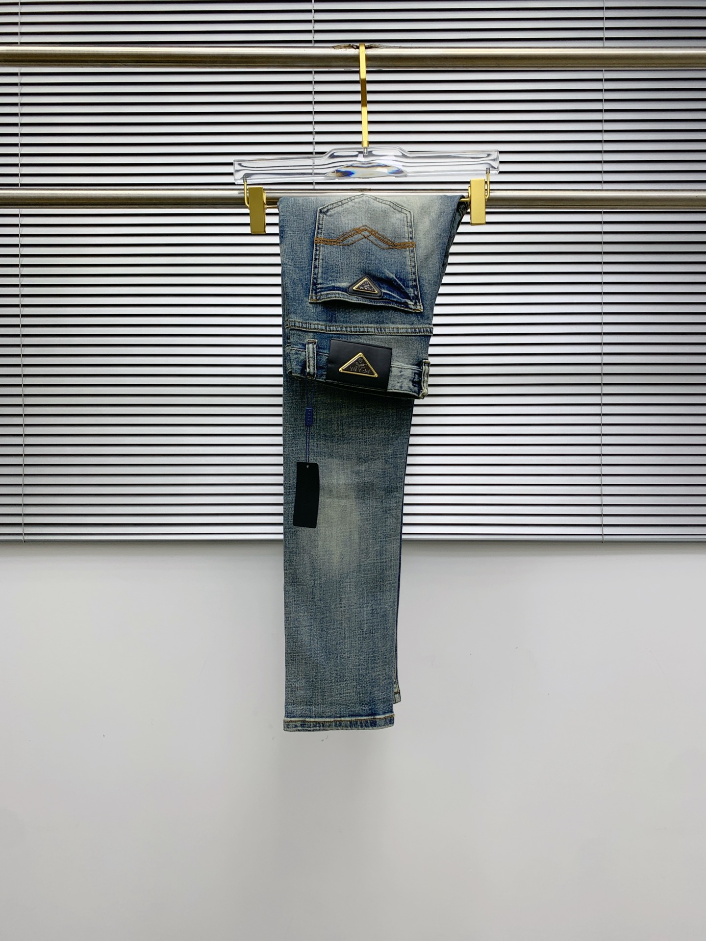 NO:518565,Prada [New Product] is available for high-end exclusive sale. The 25SS four-season super-burning street-explosion series is the most exclusive and grandly launched. Original custom high-end quality fabric, customized hardware style slim-fitting tailoring, fabric with elasticity, micro-elastic upper body comfort, a must-have item!  Counter size 29-38 (no 35 no 37), prada, jeans, alexander wang19860909普拉达【新品】高端独家发售 25SS四季款超燃炸街系列之最牛仔裤 独家隆重推出 原版定制高端品质面料 定制五金版型修身剪裁 面料带弹力 微弹上身舒适度超高 必爆单品！专柜尺码29-38（无35无37）,,prada,jeans,alexander wang,Men's clothing