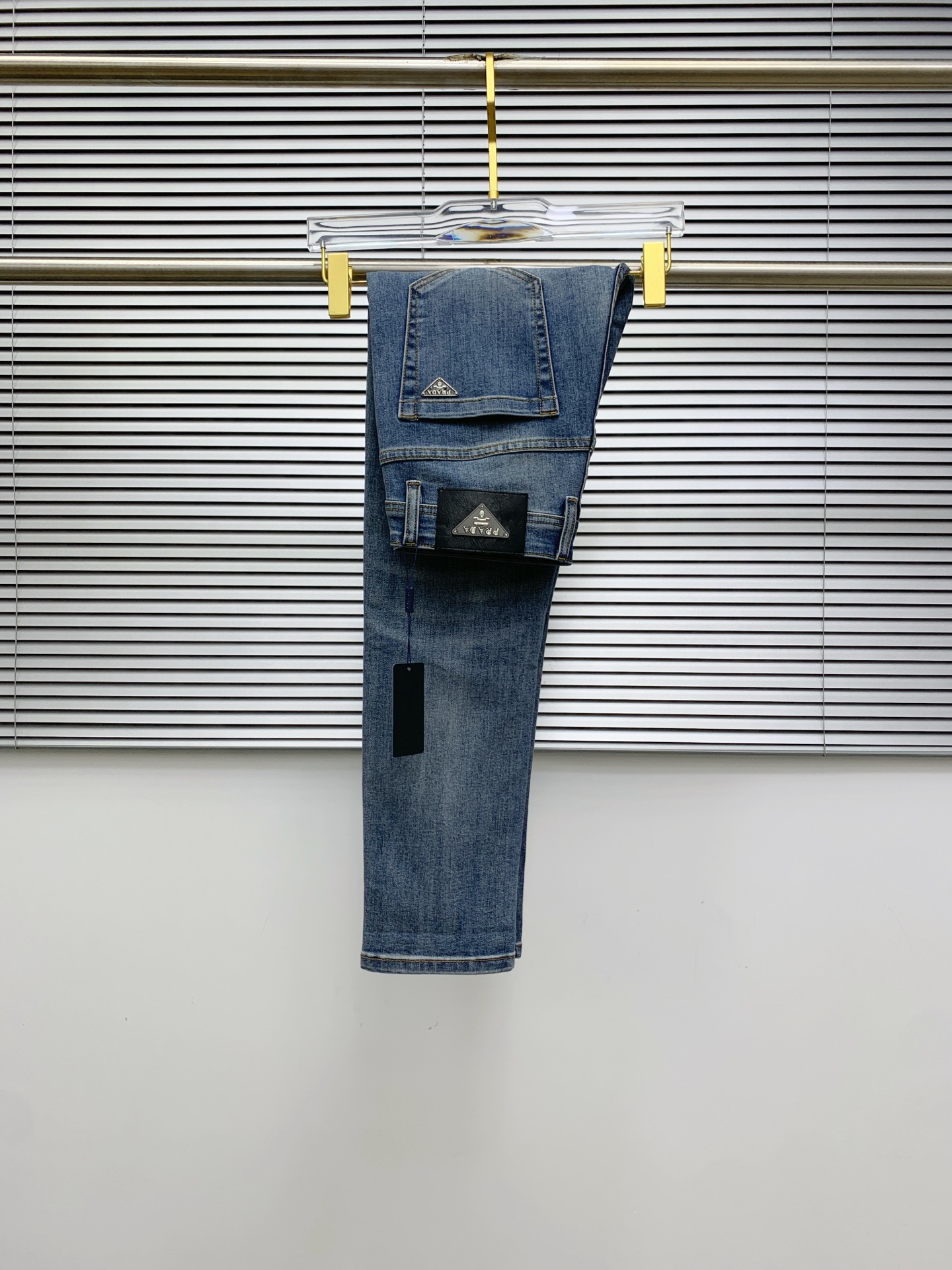 NO:518574,Prada [New Product] is available for high-end exclusive sale. The 25SS four-season super-burning street-explosion series is the most exclusive and grandly launched. Original custom high-end quality fabric, customized hardware style slim-fitting tailoring, fabric with elasticity, micro-elastic upper body comfort, a must-have item!  Counter size 29-38 (no 35 no 37), prada, jeans, alexander wang19860909普拉达【新品】高端独家发售 25SS四季款超燃炸街系列之最牛仔裤 独家隆重推出 原版定制高端品质面料 定制五金版型修身剪裁 面料带弹力 微弹上身舒适度超高 必爆单品！专柜尺码29-38（无35无37）,,prada,jeans,alexander wang,Men's clothing