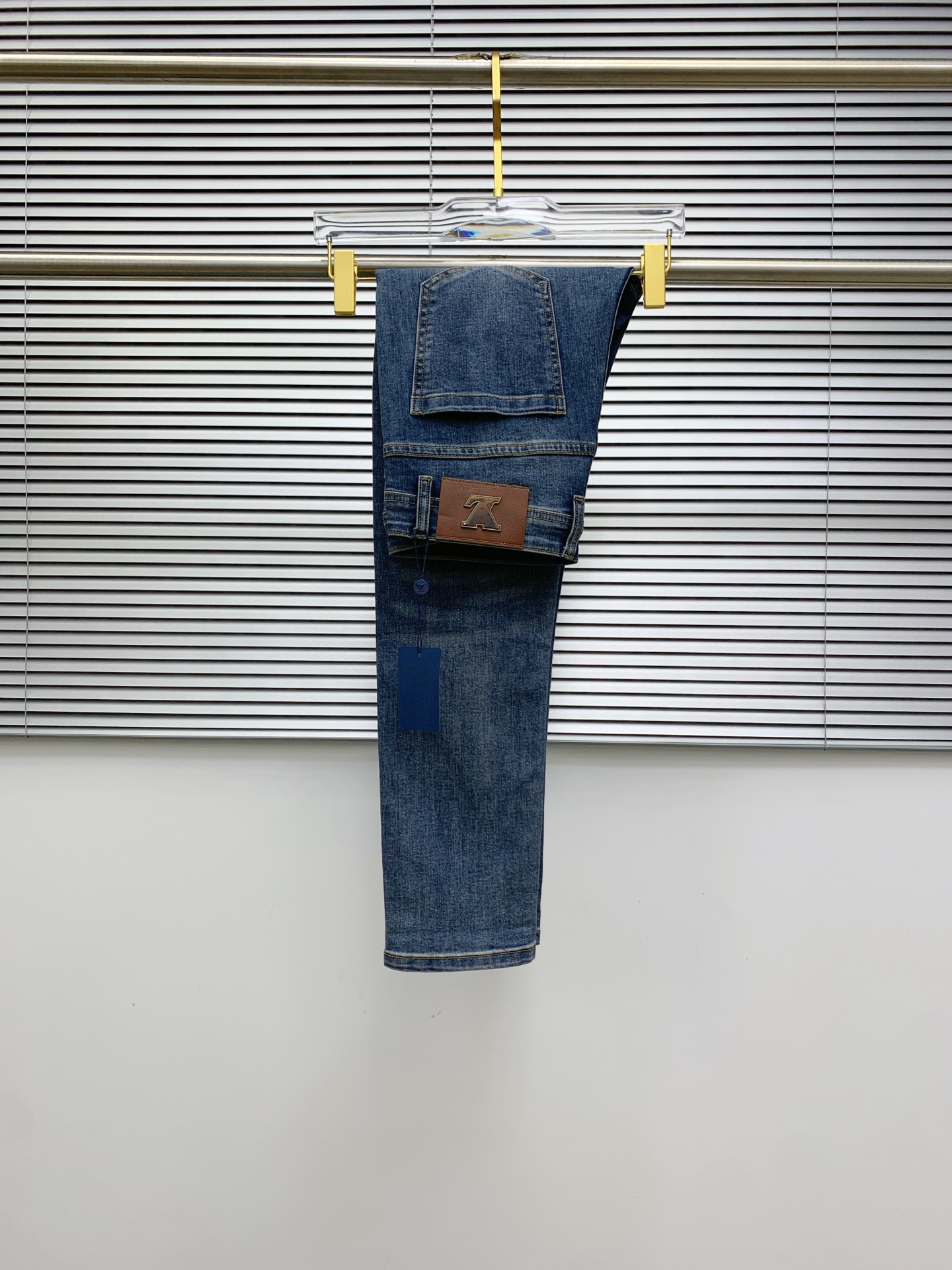 NO:518577,Lv【New Product】Exclusively available for high-end and exclusive 25SS four-season super-burning street-explosion series The most exclusive jeans launched. Original custom high-end quality fabric, customized hardware style slim-fitting tailoring, fabric with elasticity, micro-elastic upper body comfort, must-explode item!  Counter size 29-38 (no 35 no 37), louis vuitton, jeans, alexander wang19860909Lv【新品】高端独家发售 25SS四季款超燃炸街系列之最牛仔裤 独家隆重推出 原版定制高端品质面料 定制五金版型修身剪裁 面料带弹力 微弹上身舒适度超高 必爆单品！专柜尺码29-38（无35无37）,,louis vuitton,jeans,alexander wang,Men's clothing