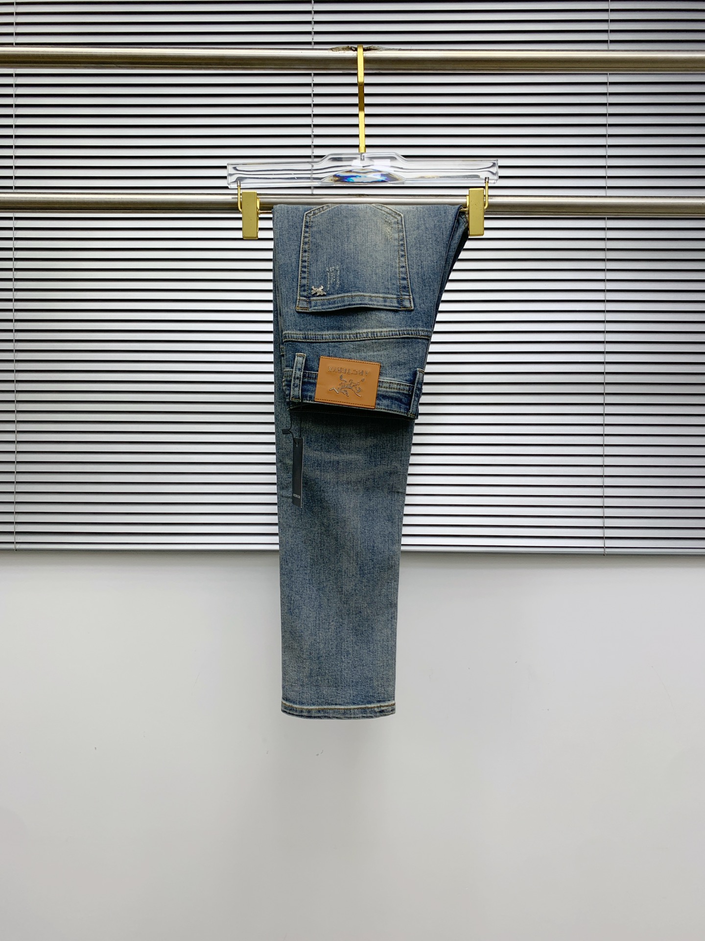 NO:518562,Archaeopteryx [New Product] is available for high-end exclusive sale. The 25SS four-season super-burning and explosive series of the most jeans. Exclusively launched. Original custom high-end quality fabric. Customized hardware style slim-fitting tailoring. The fabric has elasticity. The micro-elastic upper body is super comfortable. A must-have item!  Counter size 29-38 (no 35 no 37), arc'teryx, jeans, alexander wang19860909始祖鸟【新品】高端独家发售 25SS四季款超燃炸街系列之最牛仔裤 独家隆重推出 原版定制高端品质面料 定制五金版型修身剪裁 面料带弹力 微弹上身舒适度超高 必爆单品！专柜尺码29-38（无35无37）,arc'teryx,jeans,alexander wang,Men's clothing