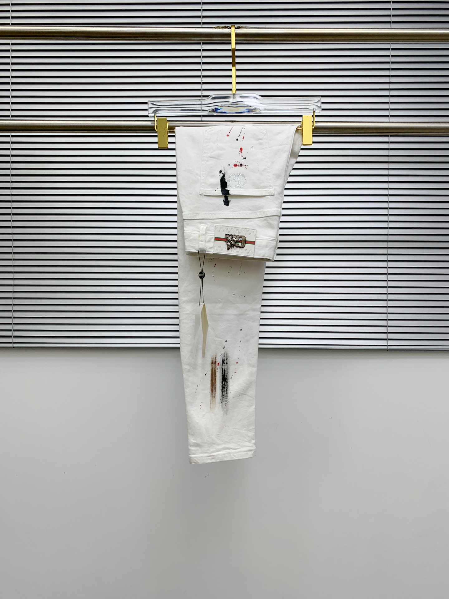 NO:518557,Gucci [New Product] is available for high-end exclusive sale. The 25SS four-season super-burning street-explosion series is the most exclusive and grandly launched. Original custom high-end quality fabric, customized hardware style slim-fitting tailoring, fabric with elasticity, micro-elastic upper body comfort, a must-have item!  Counter size 29-38 (no 35 no 37), gucci, jeans, alexander wang19860909古驰【新品】高端独家发售 25SS四季款超燃炸街系列之最牛仔裤 独家隆重推出 原版定制高端品质面料 定制五金版型修身剪裁 面料带弹力 微弹上身舒适度超高 必爆单品！专柜尺码29-38（无35无37）,,gucci,jeans,alexander wang,Men's clothing