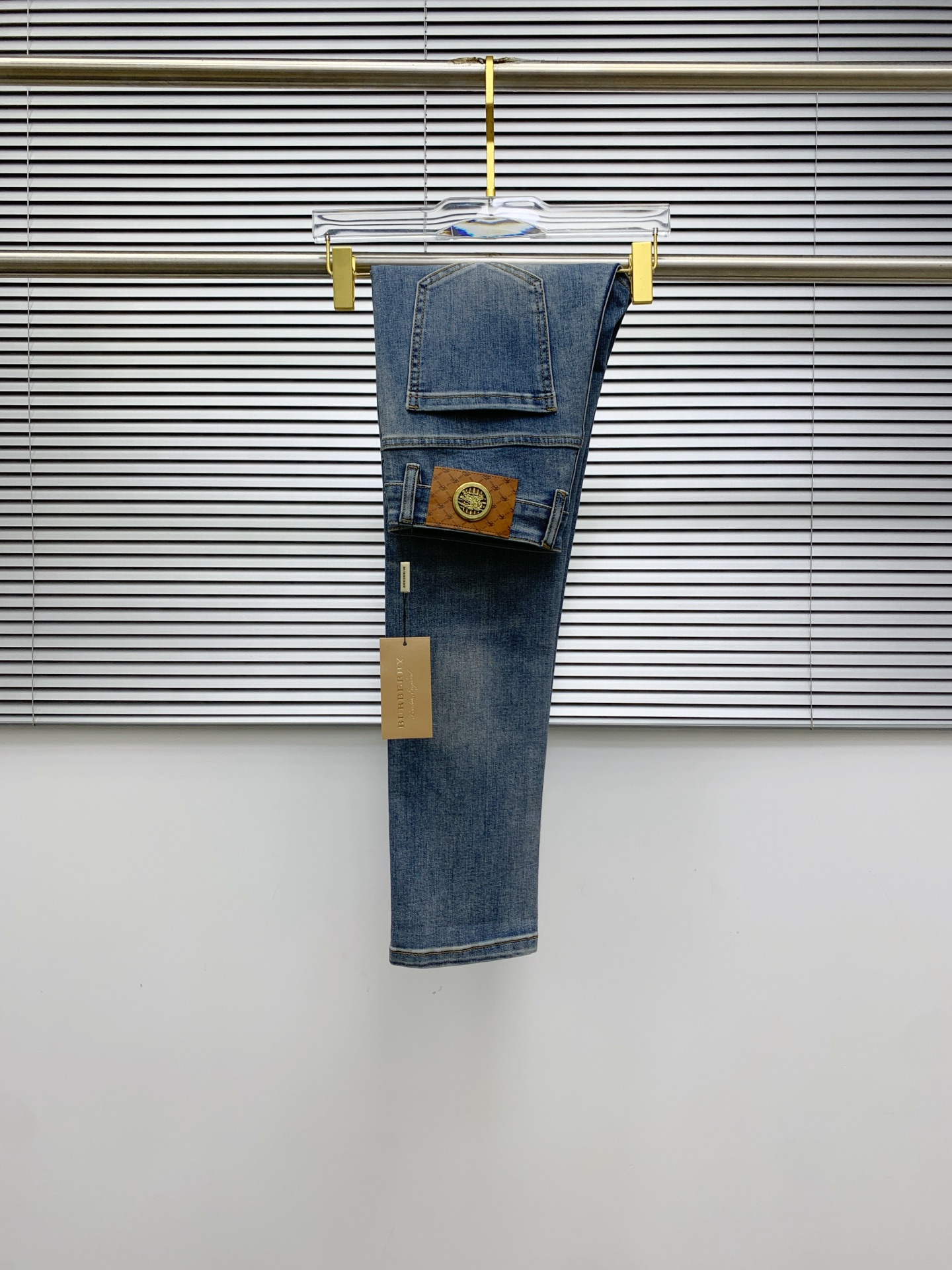 NO:518555,Burberry [New Product] is available for high-end exclusive sale. The 25SS four-season super-burning street-explosion series is the most exclusive and grandly launched. Original custom high-end quality fabric, customized hardware style slim-fitting tailoring, fabric with elasticity, micro-elastic upper body comfort, a must-have item!  Counter size 29-38 (no 35 no 37), Burberry, jeans, alexander wang19860909巴宝莉【新品】高端独家发售 25SS四季款超燃炸街系列之最牛仔裤 独家隆重推出 原版定制高端品质面料 定制五金版型修身剪裁 面料带弹力 微弹上身舒适度超高 必爆单品！专柜尺码29-38（无35无37）,,burberry,jeans,alexander wang,Men's clothing