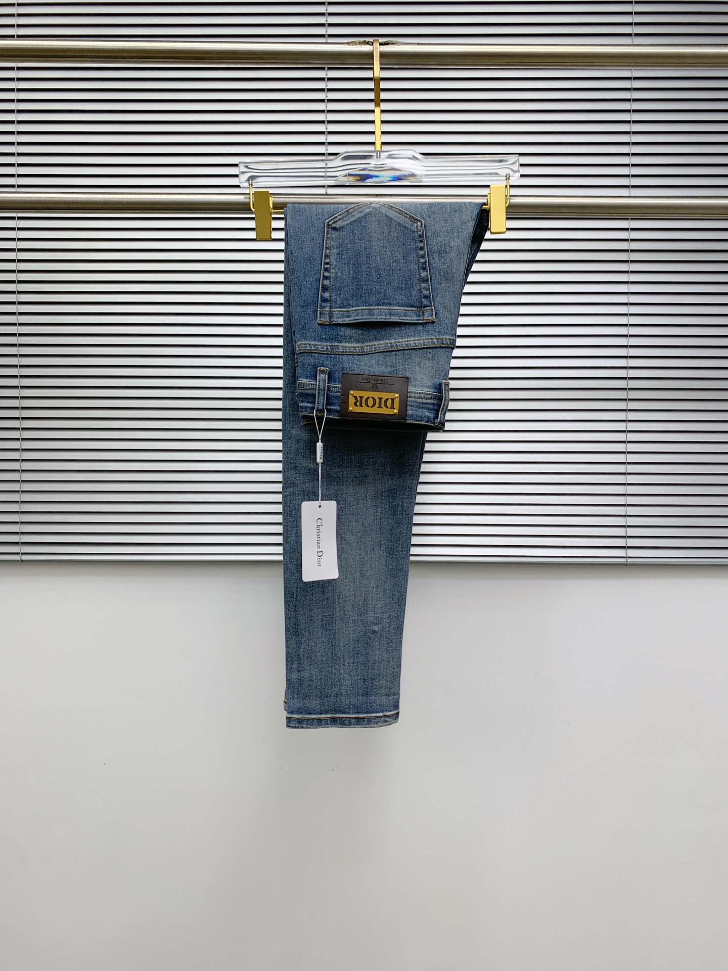 NO:518553,Dior [New Product] is available for high-end exclusive sale. The 25SS four-season super-burning street-explosion series is the most exclusive and grandly launched. Original custom high-end quality fabric, customized hardware style slim-fitting tailoring, fabric with elasticity, micro-elastic upper body comfort, a must-have item!  Counter size 29-38 (no 35 no 37), Dior, jeans, alexander wang19860909迪奥【新品】高端独家发售 25SS四季款超燃炸街系列之最牛仔裤 独家隆重推出 原版定制高端品质面料 定制五金版型修身剪裁 面料带弹力 微弹上身舒适度超高 必爆单品！专柜尺码29-38（无35无37）,,dior,jeans,alexander wang,Men's clothing