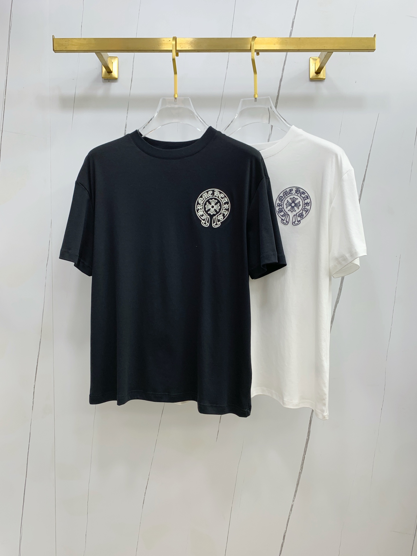 NO:156212,Croxin's new spring and summer 2025 short-sleeved T-shirt for men and women, the latest model is exclusively available on the entire network!  !  ~ It is classic and fashionable and versatile, who doesn’t like it? It will show the classic again. It is very pleasing to the eye and comes with a low luxury halo and recognition!  The traditional brand concept and modern advanced technology are perfectly combined. Coupled with the extremely modern and simple design, the exclusive logo pattern towel embroidery design!  Customized 100% imported pure cotton fabric!  The texture of this model is quite touching, the specifications and grades are known with tentacles. The degree of delicateness and breathability are top-notch!  Size M-3XL, chrome hearts, T-shirt,tees, t-shirt,alexander wang19860909克罗心2025春夏新款男女同款短袖T恤,最新款全网独家首上！！~既经典有时尚百搭,谁不爱啊,将经典再次展现,非常的耐看,自带低奢光环与辨识度！传统的品牌理念和现代化的先进技术进行了完美结合.加上极其现代摩登风范的简约设计,专属logo图案毛巾绣设计！定制百分百进口纯棉面料！此款的质感相当感人 触手便知规格档次 细腻程度与透气效果堪称顶级！尺码M-3XL,,chrome hearts,T-shirt,tees，t-shirt,alexander wang,Men's clothing