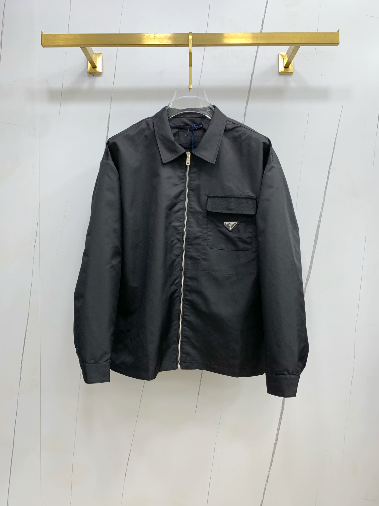 NO:156202,Prada lapel jacket new product hot model 2025 spring and summer new hot model counter new casual and fashionable jacket ultra-arrival design style delicate and comfortable, very light and not easy to wrinkle. Multiple craftsmanship The overall design is quite visual, the upper body is casual and stylish, with a certain degree of clarity, absolutely recommended at the most cutting-edge temperament of fashion, a must-have for urban casualness. Code number M-2XL, prada, jackets & coats, jackets & coats, alexander wang19860909普拉达翻领外套新品 爆款 2025春夏新款爆款专柜新款休闲时尚夹克 超前卫设计风格 细腻舒适 穿着非常轻便不易起皱.多重重工艺 整体的设计颇具视觉感,上身休闲有型,有一定的挺括度,绝对走在时尚最尖端的气质感推荐,都市休闲必备.码数M-2XL,,prada,jackets & coats,jackets & coats,alexander wang,Men's clothing