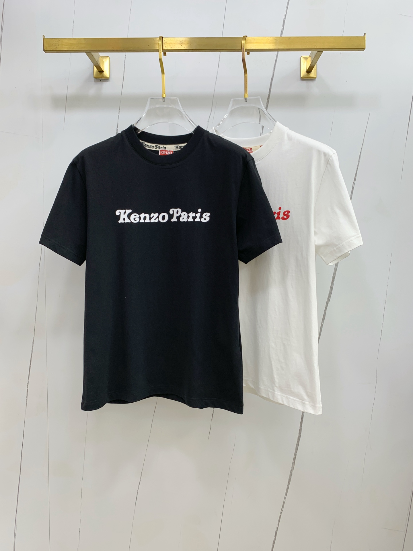 NO:156216,kenzo 2025 spring and summer new short-sleeved T-shirt for men and women, the latest model is exclusively available on the entire network!  !  ~ It is classic and fashionable and versatile, who doesn’t like it? It will show the classic again. It is very pleasing to the eye and comes with a low luxury halo and recognition!  The traditional brand concept and modern advanced technology are perfectly combined. Coupled with the extremely modern and simple design, the exclusive logo pattern towel embroidery design!  Customized 100% imported pure cotton fabric!  The texture of this model is quite touching, the specifications and grades are known with tentacles. The degree of delicateness and breathability are top-notch!  Size M-3XL, T-shirt,tees,t-shirt,alexander wang19860909kenzo2025春夏新款男女同款短袖T恤,最新款全网独家首上！！~既经典有时尚百搭,谁不爱啊,将经典再次展现,非常的耐看,自带低奢光环与辨识度！传统的品牌理念和现代化的先进技术进行了完美结合.加上极其现代摩登风范的简约设计,专属logo图案毛巾绣设计！定制百分百进口纯棉面料！此款的质感相当感人 触手便知规格档次 细腻程度与透气效果堪称顶级！尺码M-3XL,,T-shirt,tees，t-shirt,alexander wang,Men's clothing