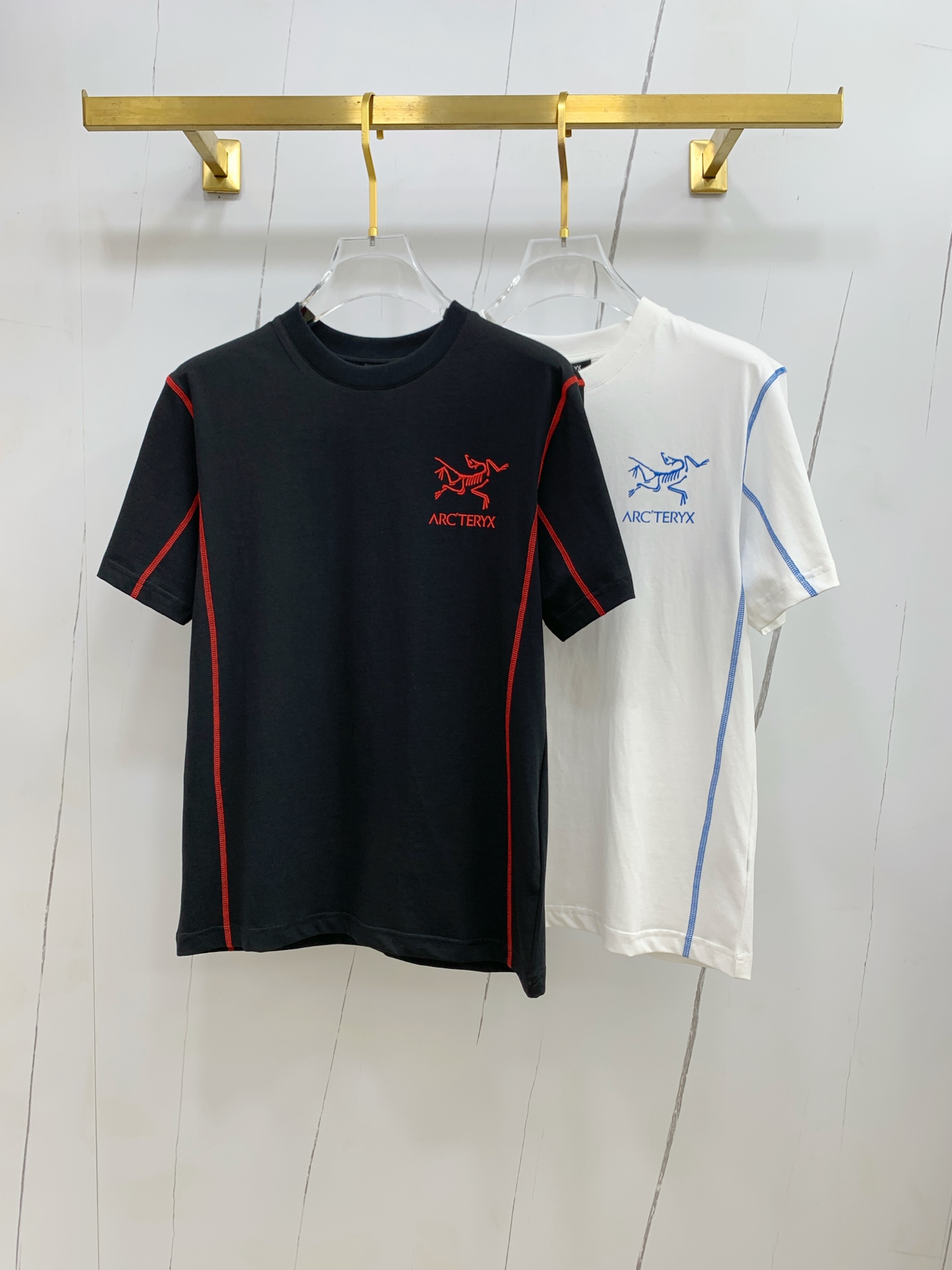 NO:156229,Archaeopteryx 2025 spring and summer new short-sleeved T-shirt for men and women, the latest model is exclusively available on the entire network!  !  ~ It is classic and fashionable and versatile, who doesn’t like it? It will show the classic again. It is very pleasing to the eye and comes with a low luxury halo and recognition!  The traditional brand concept and modern advanced technology are perfectly combined. Coupled with the extremely modern and simple design, the exclusive logo pattern towel embroidery design!  Customized 100% imported pure cotton fabric!  The texture of this model is quite touching, the specifications and grades are known with tentacles. The degree of delicateness and breathability are top-notch!  Size M-3XL, arc'teryx, T-shirt,tees, t-shirt,alexander wang19860909始祖鸟2025春夏新款男女同款短袖T恤,最新款全网独家首上！！~既经典有时尚百搭,谁不爱啊,将经典再次展现,非常的耐看,自带低奢光环与辨识度！传统的品牌理念和现代化的先进技术进行了完美结合.加上极其现代摩登风范的简约设计,专属logo图案毛巾绣设计！定制百分百进口纯棉面料！此款的质感相当感人 触手便知规格档次 细腻程度与透气效果堪称顶级！尺码M-3XL,arc'teryx,T-shirt,tees，t-shirt,alexander wang,Men's clothing