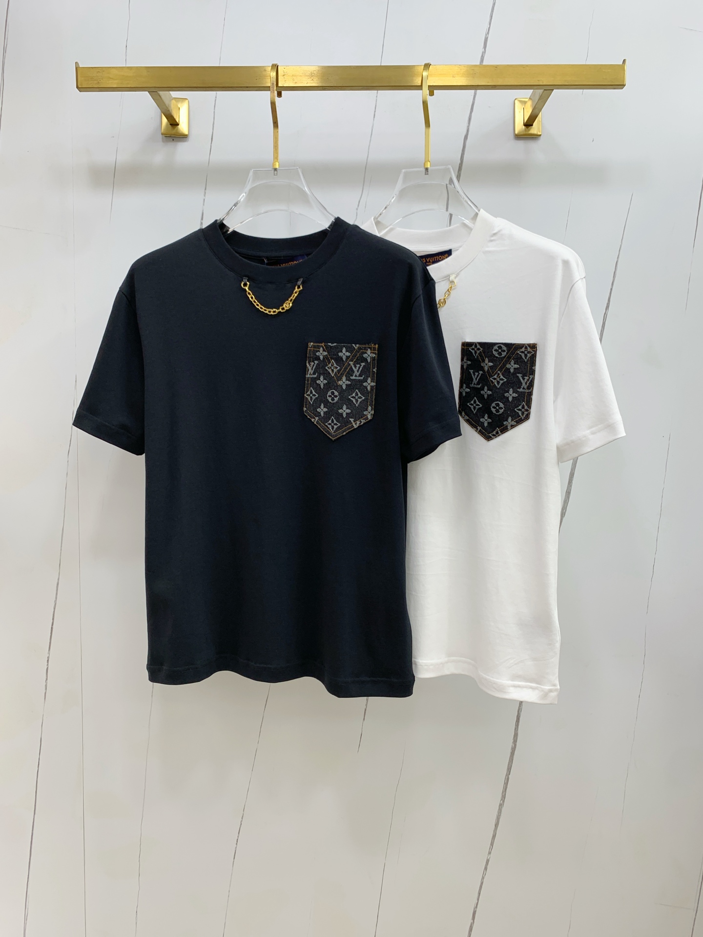 NO:156234,LV2025 spring and summer new short-sleeved T-shirt for men and women, the latest model is exclusively available on the entire network!  !  ~ It is classic and fashionable and versatile, who doesn’t like it? It will show the classic again. It is very pleasing to the eye and comes with a low luxury halo and recognition!  The traditional brand concept and modern advanced technology are perfectly combined. Coupled with the extremely modern and simple design, the exclusive logo pattern towel embroidery design!  Customized 100% imported pure cotton fabric!  The texture of this model is quite touching, the specifications and grades are known with tentacles. The degree of delicateness and breathability are top-notch!  Size M-3XL, louis vuitton, T-shirt,tees, t-shirt,alexander wang19860909LV2025春夏新款男女同款短袖T恤,最新款全网独家首上！！~既经典有时尚百搭,谁不爱啊,将经典再次展现,非常的耐看,自带低奢光环与辨识度！传统的品牌理念和现代化的先进技术进行了完美结合.加上极其现代摩登风范的简约设计,专属logo图案毛巾绣设计！定制百分百进口纯棉面料！此款的质感相当感人 触手便知规格档次 细腻程度与透气效果堪称顶级！尺码M-3XL,,louis vuitton,T-shirt,tees，t-shirt,alexander wang,Men's clothing