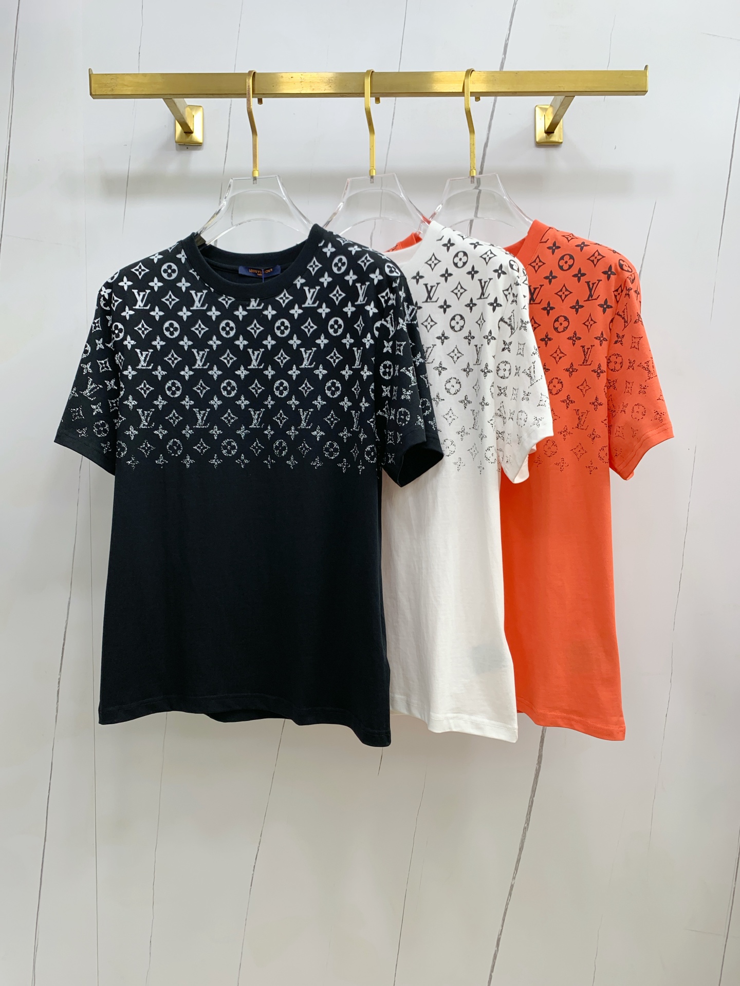 NO:156226,LV2025 spring and summer new short-sleeved T-shirt for men and women, the latest model is exclusively available on the entire network!  !  ~ It is classic and fashionable and versatile, who doesn’t like it? It will show the classic again. It is very pleasing to the eye and comes with a low luxury halo and recognition!  The traditional brand concept and modern advanced technology are perfectly combined. Coupled with the extremely modern and simple design, the exclusive logo pattern towel embroidery design!  Customized 100% imported pure cotton fabric!  The texture of this model is quite touching, the specifications and grades are known with tentacles. The degree of delicateness and breathability are top-notch!  Size M-3XL, louis vuitton, T-shirt,tees, t-shirt,alexander wang19860909LV2025春夏新款男女同款短袖T恤,最新款全网独家首上！！~既经典有时尚百搭,谁不爱啊,将经典再次展现,非常的耐看,自带低奢光环与辨识度！传统的品牌理念和现代化的先进技术进行了完美结合.加上极其现代摩登风范的简约设计,专属logo图案毛巾绣设计！定制百分百进口纯棉面料！此款的质感相当感人 触手便知规格档次 细腻程度与透气效果堪称顶级！尺码M-3XL,,louis vuitton,T-shirt,tees，t-shirt,alexander wang,Men's clothing