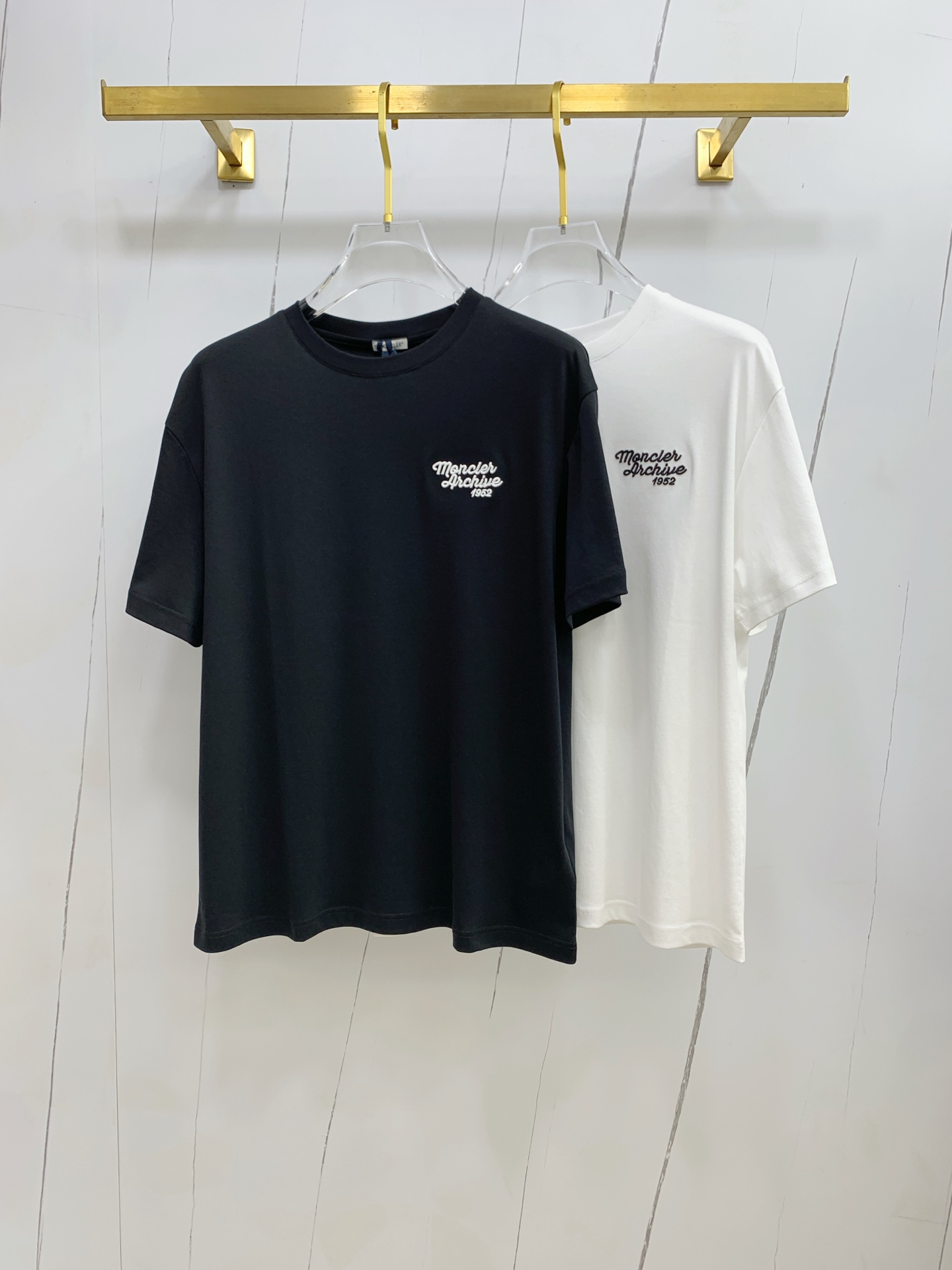 NO:156224,The new short-sleeved T-shirt for men and women in spring and summer, the latest model is exclusively available on the entire network!  !  ~ It is classic and fashionable and versatile, who doesn’t like it? It will show the classic again. It is very pleasing to the eye and comes with a low luxury halo and recognition!  The traditional brand concept and modern advanced technology are perfectly combined. Coupled with the extremely modern and simple design, the exclusive logo pattern towel embroidery design!  Customized 100% imported pure cotton fabric!  The texture of this model is quite touching, the specifications and grades are known with tentacles. The degree of delicateness and breathability are top-notch!  Size M-3XL, Moncler, T-shirt,tees, t-shirt,alexander wang19860909蒙口2025春夏新款男女同款短袖T恤,最新款全网独家首上！！~既经典有时尚百搭,谁不爱啊,将经典再次展现,非常的耐看,自带低奢光环与辨识度！传统的品牌理念和现代化的先进技术进行了完美结合.加上极其现代摩登风范的简约设计,专属logo图案毛巾绣设计！定制百分百进口纯棉面料！此款的质感相当感人 触手便知规格档次 细腻程度与透气效果堪称顶级！尺码M-3XL,,Moncler,T-shirt,tees，t-shirt,alexander wang,Men's clothing