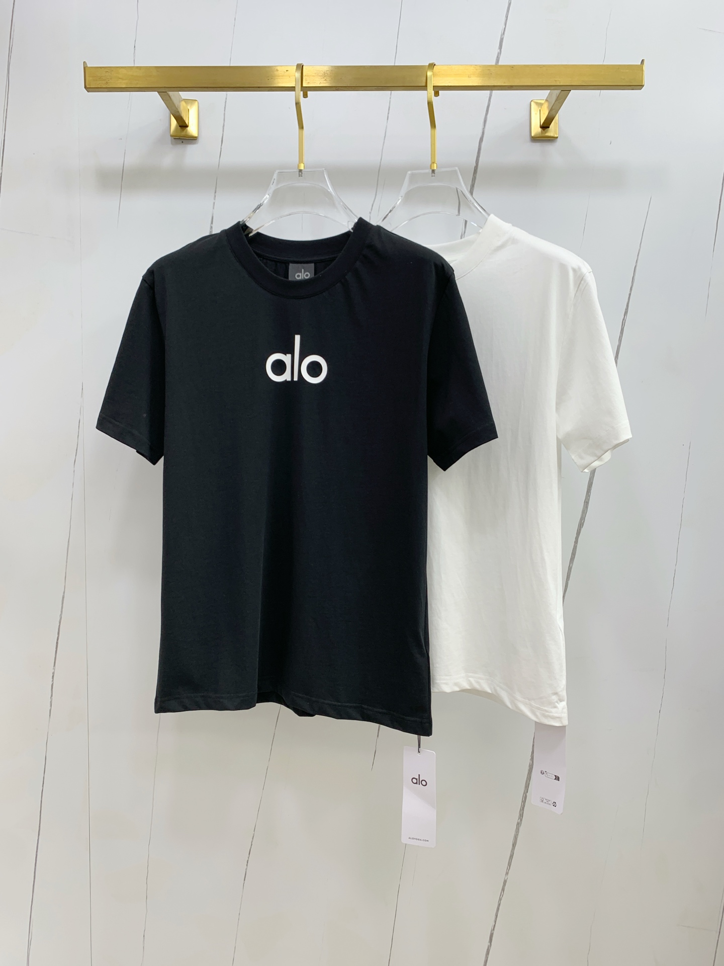 NO:156221,alo 2025 spring and summer new short-sleeved T-shirt for men and women, the latest model is exclusively available on the entire network!  !  ~ It is classic and fashionable and versatile, who doesn’t like it? It will show the classic again. It is very pleasing to the eye and comes with a low luxury halo and recognition!  The traditional brand concept and modern advanced technology are perfectly combined. Coupled with the extremely modern and simple design, the exclusive logo pattern towel embroidery design!  Customized 100% imported pure cotton fabric!  The texture of this model is quite touching, the specifications and grades are known with tentacles. The degree of delicateness and breathability are top-notch!  Size M-3XL, T-shirt,tees,t-shirt,alexander wang19860909alo 2025春夏新款男女同款短袖T恤,最新款全网独家首上！！~既经典有时尚百搭,谁不爱啊,将经典再次展现,非常的耐看,自带低奢光环与辨识度！传统的品牌理念和现代化的先进技术进行了完美结合.加上极其现代摩登风范的简约设计,专属logo图案毛巾绣设计！定制百分百进口纯棉面料！此款的质感相当感人 触手便知规格档次 细腻程度与透气效果堪称顶级！尺码M-3XL,,T-shirt,tees，t-shirt,alexander wang,Men's clothing