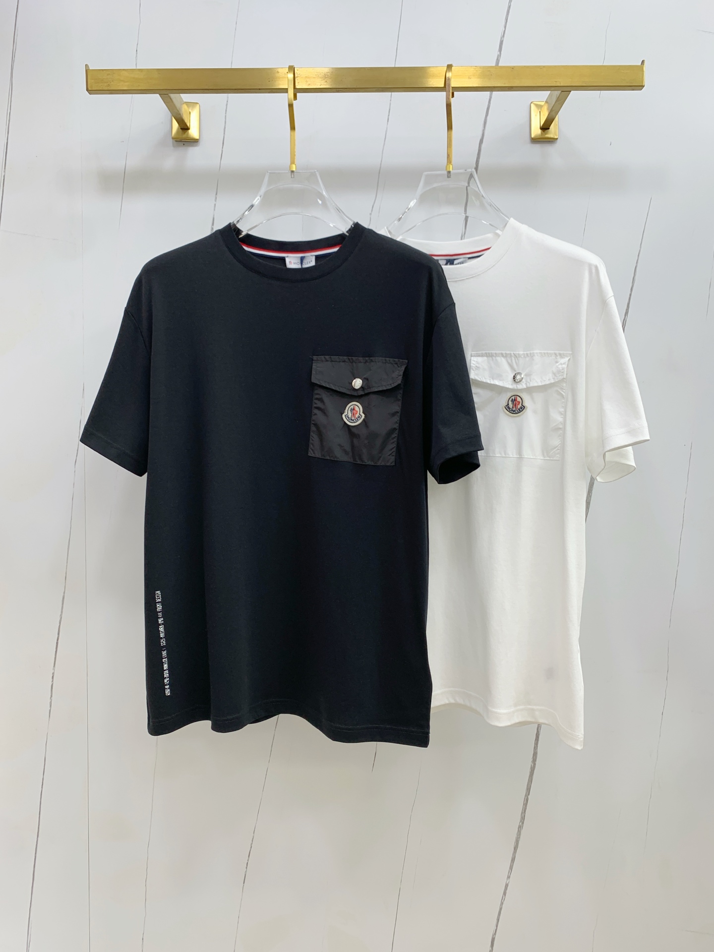 NO:156217,The new short-sleeved T-shirt for men and women in spring and summer, the latest model is exclusively available on the entire network!  !  ~ It is classic and fashionable and versatile, who doesn’t like it? It will show the classic again. It is very pleasing to the eye and comes with a low luxury halo and recognition!  The traditional brand concept and modern advanced technology are perfectly combined. Coupled with the extremely modern and simple design, the exclusive logo pattern towel embroidery design!  Customized 100% imported pure cotton fabric!  The texture of this model is quite touching, the specifications and grades are known with tentacles. The degree of delicateness and breathability are top-notch!  Size M-3XL, Moncler, T-shirt,tees, t-shirt,alexander wang19860909蒙口2025春夏新款男女同款短袖T恤,最新款全网独家首上！！~既经典有时尚百搭,谁不爱啊,将经典再次展现,非常的耐看,自带低奢光环与辨识度！传统的品牌理念和现代化的先进技术进行了完美结合.加上极其现代摩登风范的简约设计,专属logo图案毛巾绣设计！定制百分百进口纯棉面料！此款的质感相当感人 触手便知规格档次 细腻程度与透气效果堪称顶级！尺码M-3XL,,Moncler,T-shirt,tees，t-shirt,alexander wang,Men's clothing