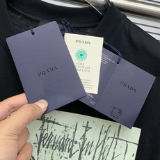 P普拉达2025春夏新款男女同款👫短袖T恤,最新款全网独家首上!!~既经典有时尚百搭,谁不爱啊,将经典再 P普拉达2025春夏新款男女同款👫短袖T恤,最新款全网独家首上!!~既经典有时尚百搭,谁不爱啊,将经典再
