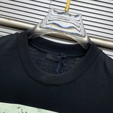 P普拉达2025春夏新款男女同款👫短袖T恤,最新款全网独家首上!!~既经典有时尚百搭,谁不爱啊,将经典再 P普拉达2025春夏新款男女同款👫短袖T恤,最新款全网独家首上!!~既经典有时尚百搭,谁不爱啊,将经典再