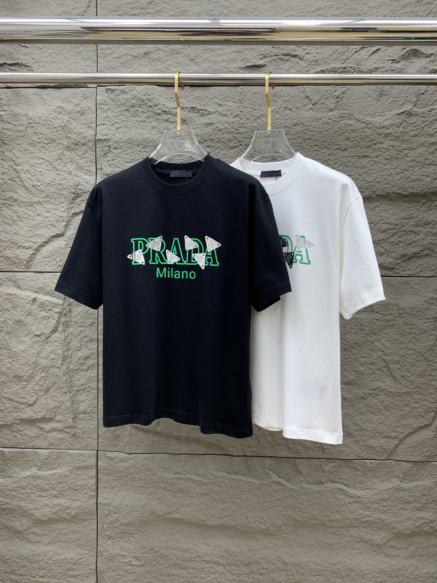 NO:512067,Ss Prada pure cotton latest fabric classic logo pattern logo fashionable simple trendy short sleeves, top quality counter original single short sleeves, top production craft imported fabrics, unique design of counter style, using imported high-end customized fabrics. The official website is on sale!  Excellent fabric pattern, size..Black and white M-2XL,,prada,T-shirt,alexander wang19860909ss普拉达纯棉最新面料经典标识图案logo时尚简约潮流短袖,最顶级的品质专柜原单短袖,顶级制作工艺进口面料,专柜款独特设计,采用进口高端订制面料.官网在售！面料版型超赞 码数..黑白色 M-2XL,,prada,T-shirt,alexander wang,Men's clothing