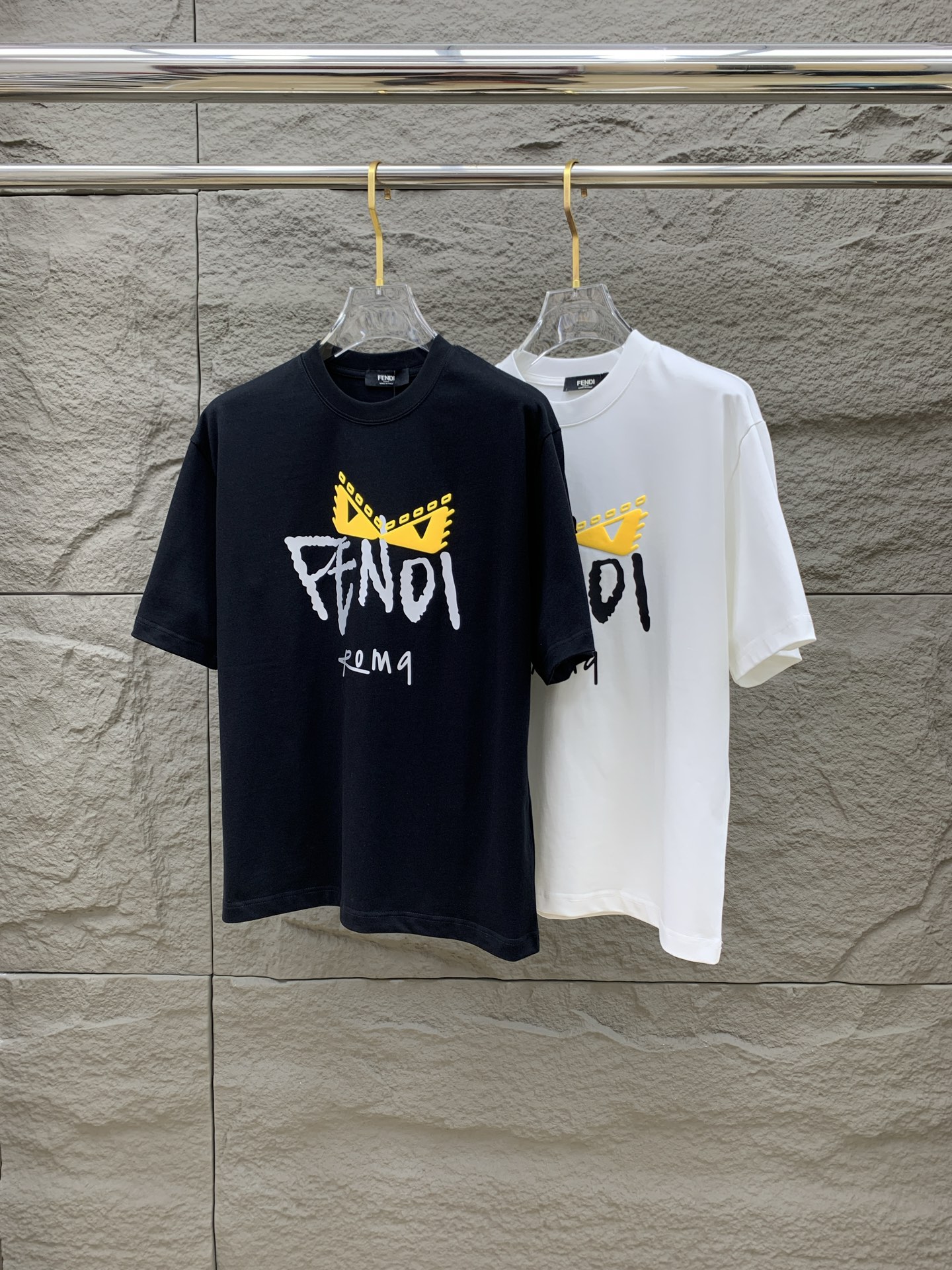 NO:512072,Ss Fendi pure cotton latest fabric classic logo pattern logo fashionable simple trendy short sleeves, top quality counter original single short sleeves, top production craft imported fabrics, unique design of counter style, using imported high-end customized fabrics. The official website is on sale!  Excellent fabric pattern, size..Black and white M-2XL,,fendi,T-shirt,alexander wang19860909ss芬迪纯棉最新面料经典标识图案logo时尚简约潮流短袖,最顶级的品质专柜原单短袖,顶级制作工艺进口面料,专柜款独特设计,采用进口高端订制面料.官网在售！面料版型超赞 码数..黑白色 M-2XL,,fendi,T-shirt,alexander wang,Men's clothing