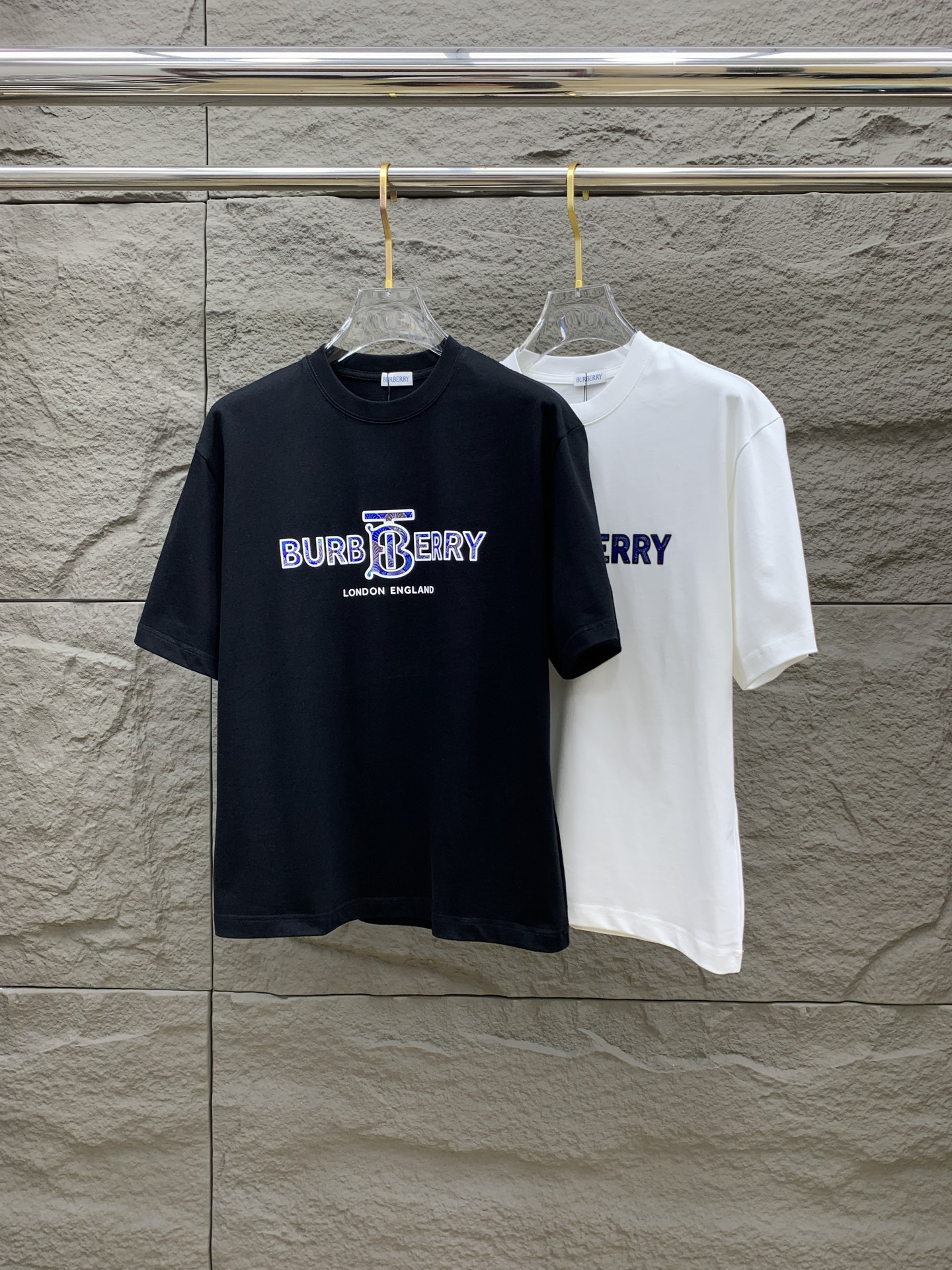 NO:512077,Ss Burberry pure cotton latest fabric classic logo pattern logo fashionable simple trendy short sleeves, top quality counter original single short sleeves, top production craft imported fabrics, unique design of counter style, using imported high-end customized fabrics. The official website is on sale!  Excellent fabric fit, size..Black and white M-2XL, burberry, T-shirt, alexander wang19860909ss巴宝莉纯棉最新面料经典标识图案logo时尚简约潮流短袖,最顶级的品质专柜原单短袖,顶级制作工艺进口面料,专柜款独特设计,采用进口高端订制面料.官网在售！面料版型超赞 码数..黑白色 M-2XL,,burberry,T-shirt,alexander wang,Men's clothing