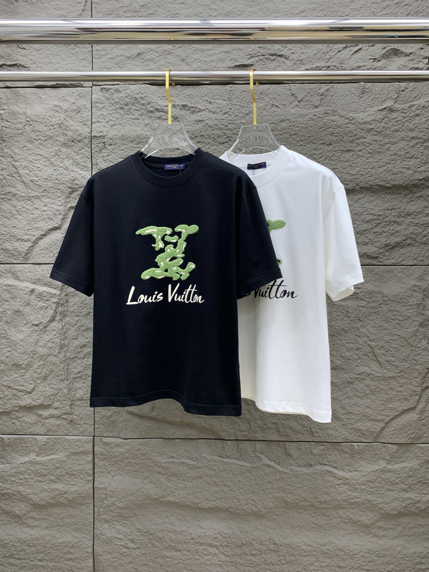 NO:512049,The latest ssLV pure cotton fabric, classic logo, logo, fashionable, simple and trendy short sleeves, the top quality counter original single short sleeves, the top production process imported fabric, the unique design of the counter model, using imported high-end customized fabrics. The official website is on sale!  Fabric style, size..Black and white M-2XL,,louis vuitton,T-shirt,alexander wang19860909ssLV纯棉最新面料经典标识图案logo时尚简约潮流短袖,最顶级的品质专柜原单短袖,顶级制作工艺进口面料,专柜款独特设计,采用进口高端订制面料.官网在售！面料版型超赞 码数..黑白色 M-2XL,,louis vuitton,T-shirt,alexander wang,Men's clothing