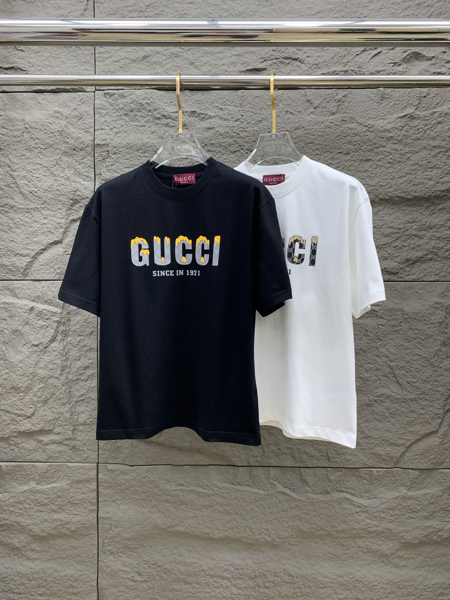 NO:512053,Ss Gucci pure cotton latest fabric classic logo pattern logo fashionable simple trendy short sleeves, top quality counter original single short sleeves, top production craft imported fabrics, unique design of counter style, using imported high-end customized fabrics. The official website is on sale!  Excellent fabric fit, size..Black and white M-2XL, gucci, T-shirt, alexander wang19860909ss古驰纯棉最新面料经典标识图案logo时尚简约潮流短袖,最顶级的品质专柜原单短袖,顶级制作工艺进口面料,专柜款独特设计,采用进口高端订制面料.官网在售！面料版型超赞 码数..黑白色 M-2XL,,gucci,T-shirt,alexander wang,Men's clothing