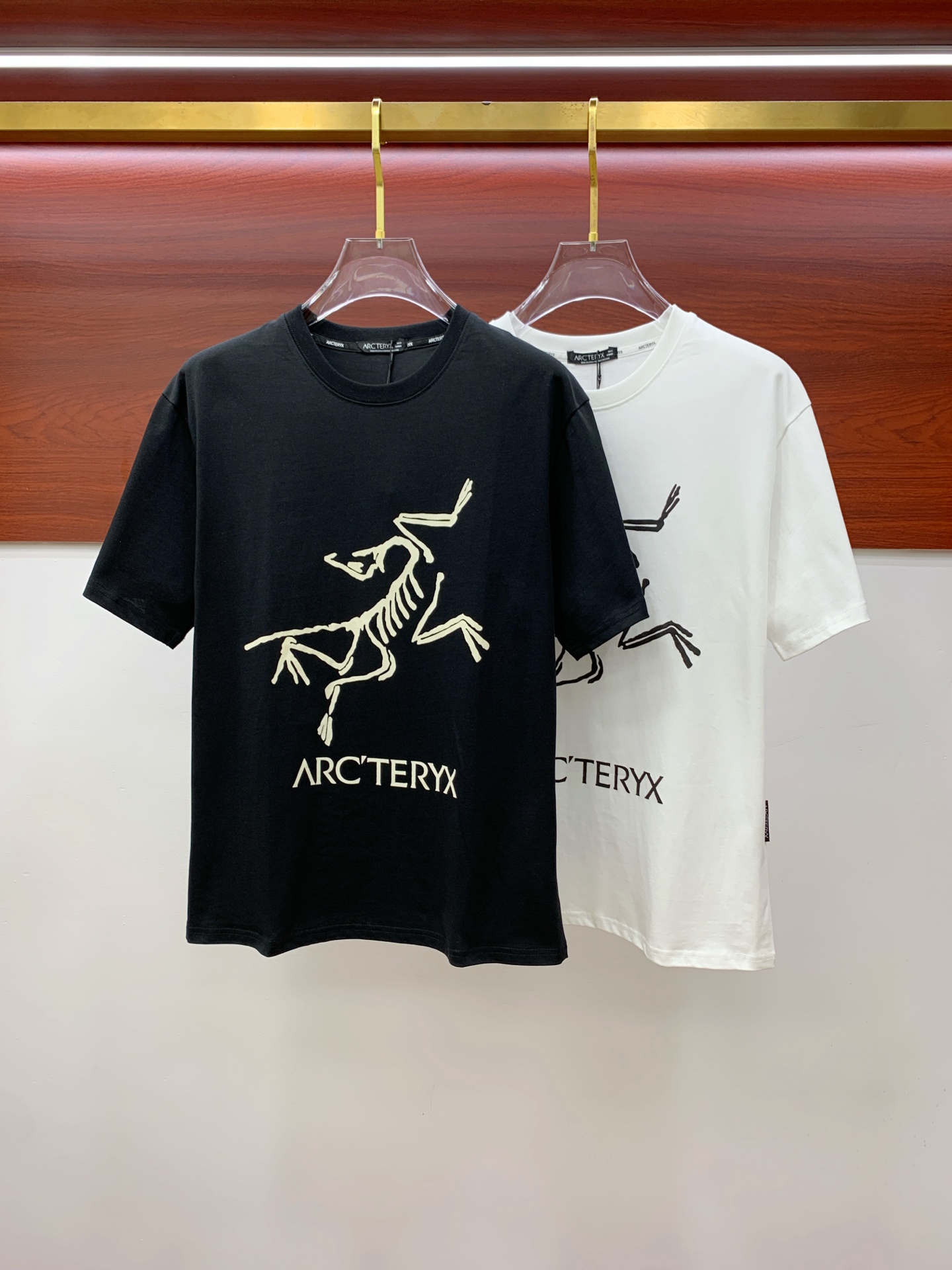 NO:441313,Archaeoptera Bird's new short-sleeved T-shirt in summer 2025, the personalized art series exclusively released on the entire network. The versatile details are perfectly processed and pure cotton fabric is very exquisite. Original fabric. The same high-quality and comfortable hand feels very fashionable and personalized. A super versatile and beautiful style for men and women. The same color is black and white. Number M-3XL, arc'teryx, T-shirt,tees, t-shirt,alexander wang19860909始祖鸟2025夏季新款短袖T恤,个性艺术系列全网独家首发 百搭款细节处理完美纯棉面料十分精致 原版面料 网红明星同款高版本 高品质手感非常舒服 时尚又个性 超级百搭好看的一款男女同款颜色黑、白 码数M-3XL,arc'teryx,T-shirt,tees，t-shirt,alexander wang,Men's clothing