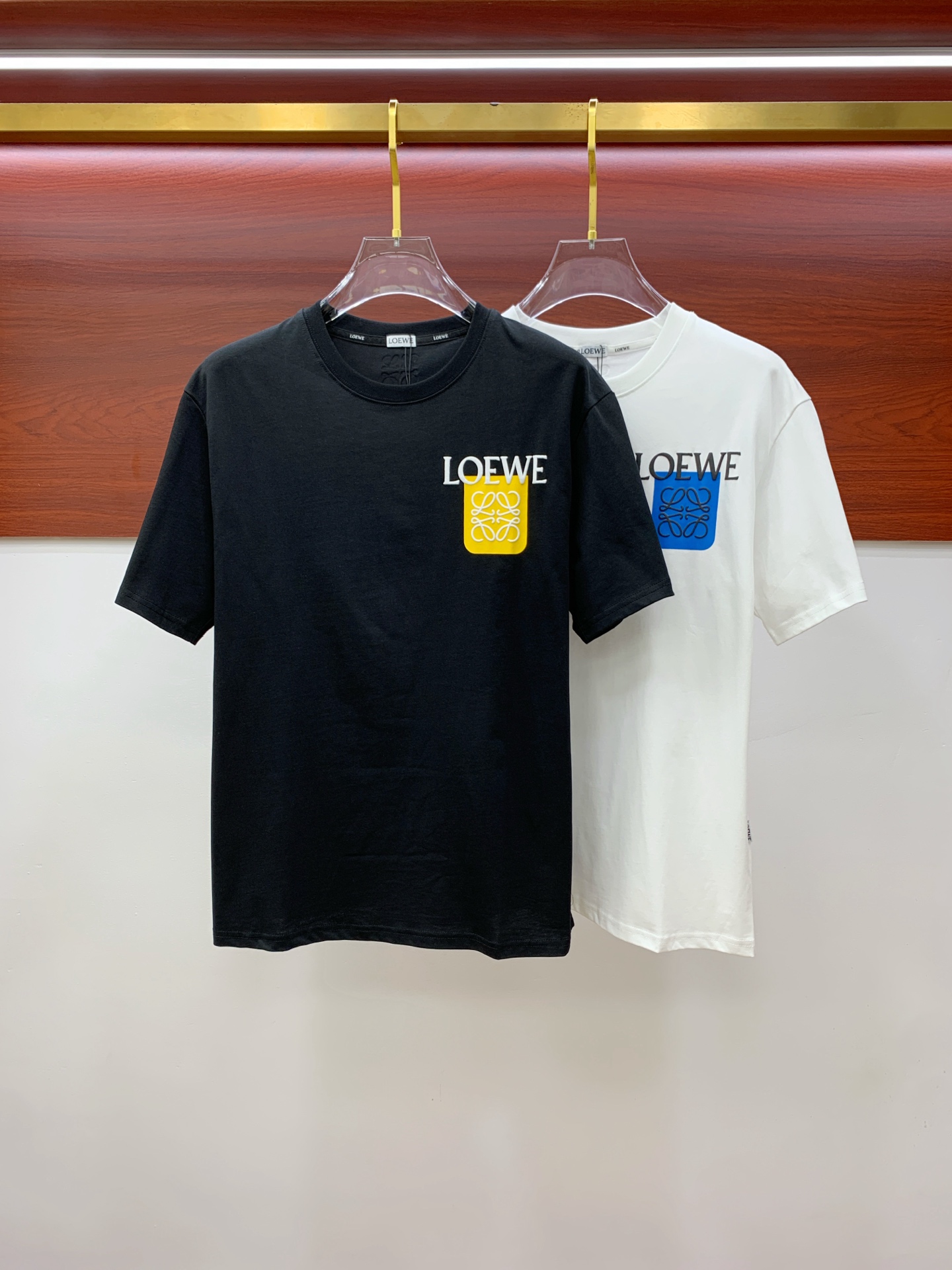 NO:441264,Luo Yiwei's new short-sleeved T-shirt in summer 2025, the personalized art series exclusively launched on the entire network. The versatile details are perfectly processed and pure cotton fabric is very exquisite. Original fabric. The same high-quality and comfortable hand feels very fashionable and personalized. A super versatile and beautiful style for men and women. The same color is black and white. The number of numbers M-3XL, loewe, T-shirt,tees, t-shirt,alexander wang19860909罗意威2025夏季新款短袖T恤,个性艺术系列全网独家首发 百搭款细节处理完美纯棉面料十分精致 原版面料 网红明星同款高版本 高品质手感非常舒服 时尚又个性 超级百搭好看的一款男女同款颜色黑、白 码数M-3XL,,loewe,T-shirt,tees，t-shirt,alexander wang,Men's clothing