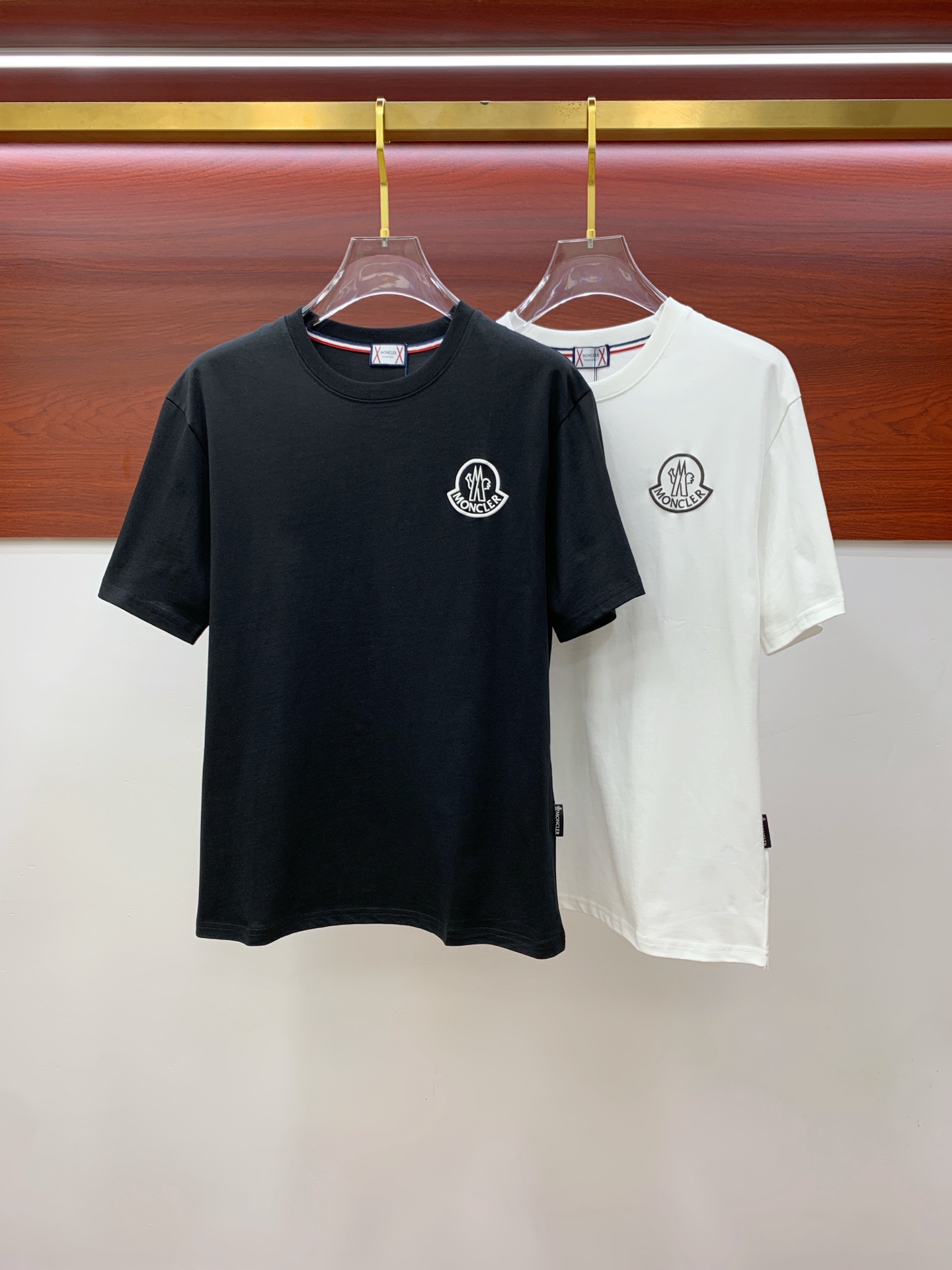 NO:441274,The new short-sleeved T-shirt for the 2025 summer, the personalized art series exclusively released on the entire network. The versatile details are perfectly processed and pure cotton fabric is very exquisite. The original fabric is the same as the Internet celebrity celebrity and the same style. The high-quality feel is very comfortable. Fashionable and personalized. The super versatile and beautiful style is the same as the men and women. The same color is black and white. The number of numbers M-3XL, Moncler, T-shirt,tees, t-shirt,alexander wang19860909蒙口2025夏季新款短袖T恤,个性艺术系列全网独家首发 百搭款细节处理完美纯棉面料十分精致 原版面料 网红明星同款高版本 高品质手感非常舒服 时尚又个性 超级百搭好看的一款男女同款颜色黑、白 码数M-3XL,,Moncler,T-shirt,tees，t-shirt,alexander wang,Men's clothing