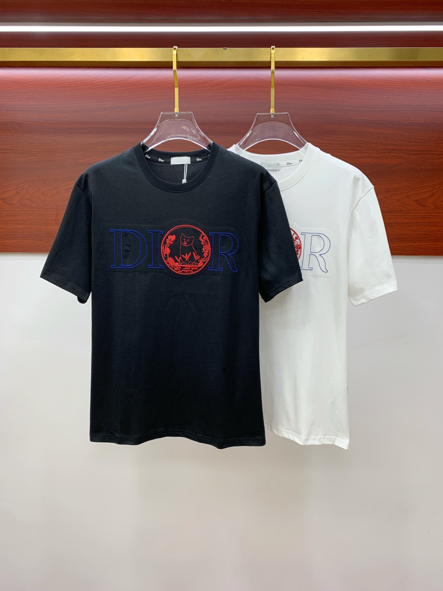 NO:441280,Dior 2025 summer new short-sleeved T-shirt, the personalized art series exclusively launched on the entire network. The versatile details are perfectly processed and pure cotton fabric is very exquisite. Original fabric. The same high-quality and comfortable hand feels very fashionable and personalized. A super versatile and beautiful style for men and women. The same color is black and white. The number of numbers M-3XL, dior, T-shirt,tees, t-shirt,alexander wang19860909迪奥2025夏季新款短袖T恤,个性艺术系列全网独家首发 百搭款细节处理完美纯棉面料十分精致 原版面料 网红明星同款高版本 高品质手感非常舒服 时尚又个性 超级百搭好看的一款男女同款颜色黑、白 码数M-3XL,,dior,T-shirt,tees，t-shirt,alexander wang,Men's clothing