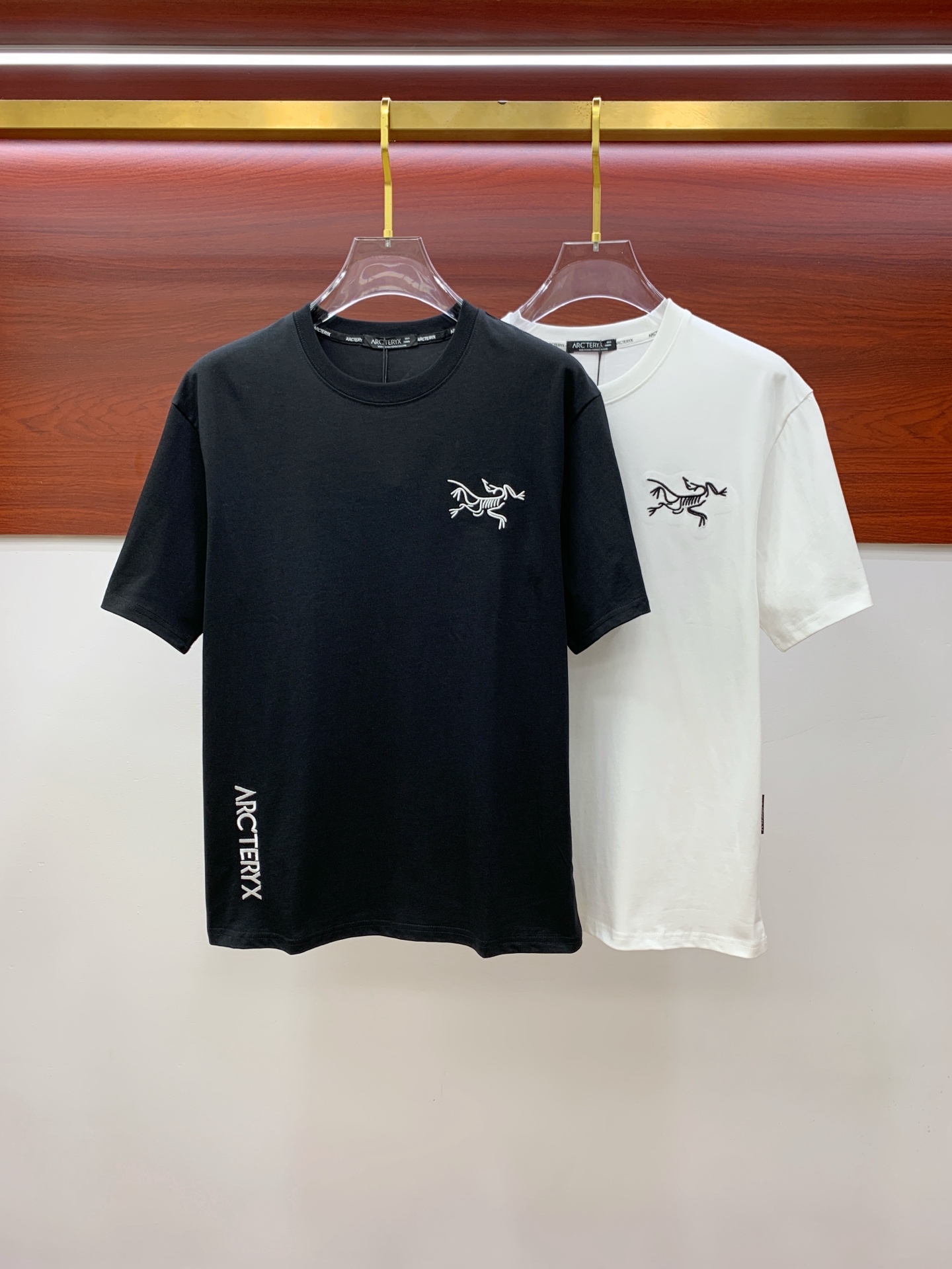 NO:441296,Archaeoptera Bird's new short-sleeved T-shirt in summer 2025, the personalized art series exclusively released on the entire network. The versatile details are perfectly processed and pure cotton fabric is very exquisite. Original fabric. The same high-quality and comfortable hand feels very fashionable and personalized. A super versatile and beautiful style for men and women. The same color is black and white. Number M-3XL, arc'teryx, T-shirt,tees, t-shirt,alexander wang19860909始祖鸟2025夏季新款短袖T恤,个性艺术系列全网独家首发 百搭款细节处理完美纯棉面料十分精致 原版面料 网红明星同款高版本 高品质手感非常舒服 时尚又个性 超级百搭好看的一款男女同款颜色黑、白 码数M-3XL,arc'teryx,T-shirt,tees，t-shirt,alexander wang,Men's clothing