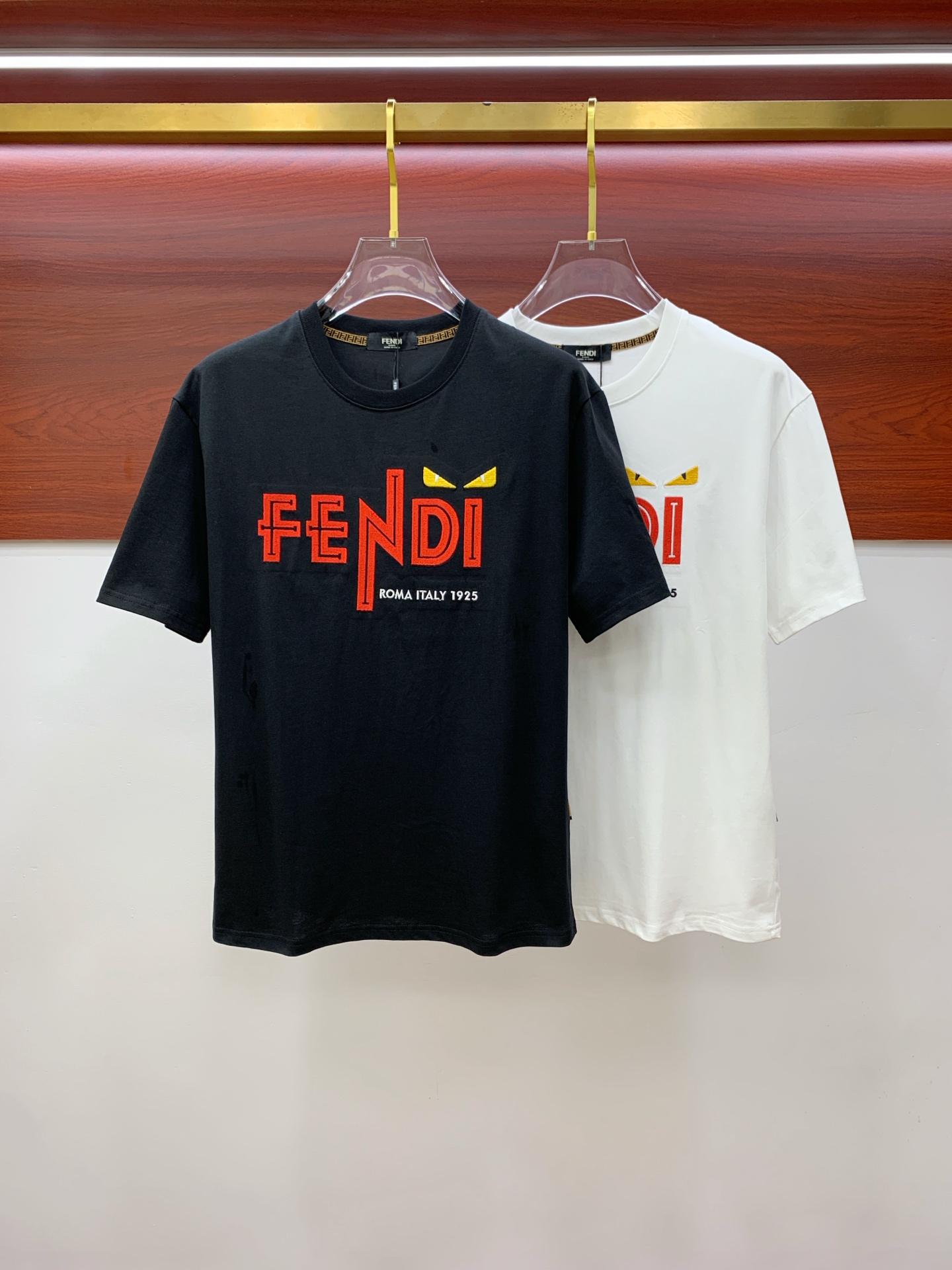 NO:441303,Fendi's new short-sleeved T-shirt in summer 2025, the personalized art series exclusively launched on the entire network. The versatile details are perfectly processed and pure cotton fabric is very exquisite. Original fabric. The same high-quality and comfortable hand feels very fashionable and personalized. A super versatile and beautiful style for men and women. The same color is black and white. M-3XL, fendi, T-shirt,tees, t-shirt,alexander wang19860909芬迪2025夏季新款短袖T恤,个性艺术系列全网独家首发 百搭款细节处理完美纯棉面料十分精致 原版面料 网红明星同款高版本 高品质手感非常舒服 时尚又个性 超级百搭好看的一款男女同款颜色黑、白 码数M-3XL,,fendi,T-shirt,tees，t-shirt,alexander wang,Men's clothing