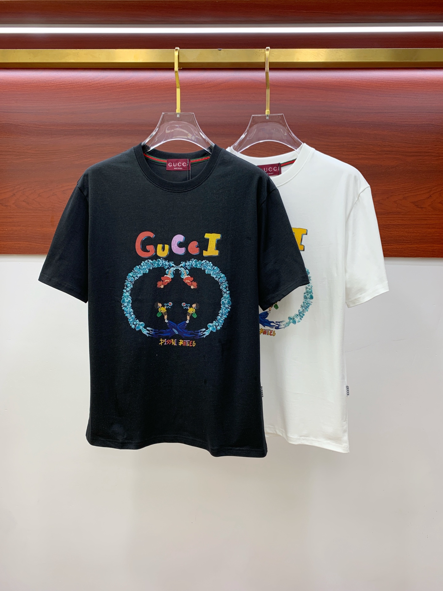 NO:441292,Gucci 2025 summer new short-sleeved T-shirt, the personalized art series exclusively released on the entire network. The versatile details are perfectly processed and pure cotton fabric is very exquisite. Original fabric. The same high-quality and comfortable hand feels very fashionable and personalized. A super versatile and beautiful style for men and women. The same color is black and white. The number of numbers M-3XL, gucci, T-shirt,tees, t-shirt,alexander wang19860909古驰2025夏季新款短袖T恤,个性艺术系列全网独家首发 百搭款细节处理完美纯棉面料十分精致 原版面料 网红明星同款高版本 高品质手感非常舒服 时尚又个性 超级百搭好看的一款男女同款颜色黑、白 码数M-3XL,,gucci,T-shirt,tees，t-shirt,alexander wang,Men's clothing