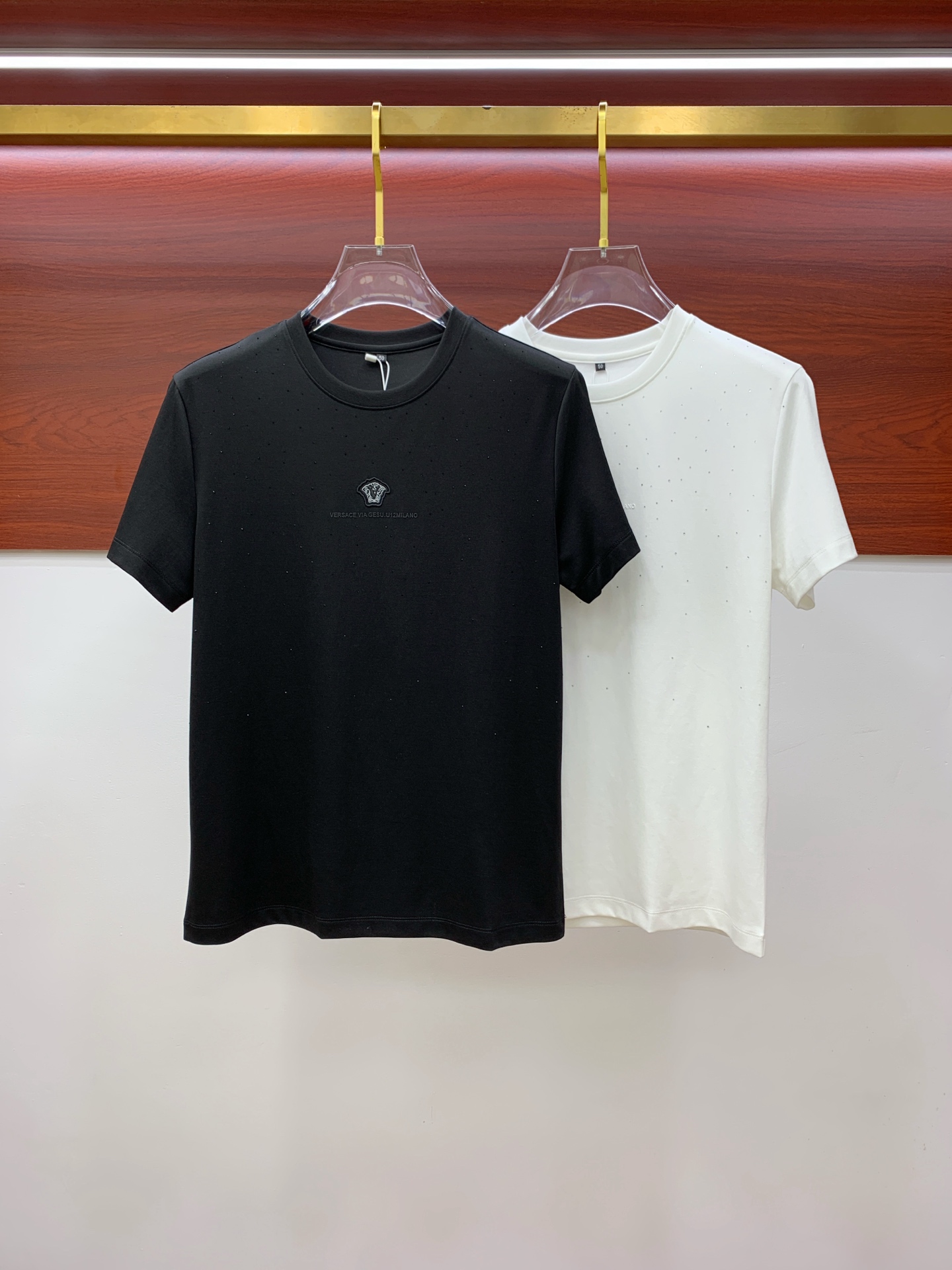 NO:159967,Versace 25ss Spring and Summer [New Product] Customized silk fabric is silky and breathable!  Fashionable classic round neck short-sleeved fashion item design, more fashionable and comfortable, high-standard customization, very stylish on the upper body, classic LOGO pattern on the chest brand customer-supplied auxiliary materials, customer-supplied imported high-end fabrics have very delicate texture!  Any fashion can be matched, the style is super good, and it is a must-have for summer!  M-3XL, versace, T-shirt, alexander wang19860909范思哲25ss春夏【新品】定制蚕丝面料丝滑透气！时尚经典圆领短袖时尚单品设计,更加时尚舒适,高标准定制,上身非常有型,胸前品牌经典LOGO 图案 客供辅料,客供进口高档面料质感非常细腻！任何时装都可以搭配,版型超级好 码数夏季必备！M-3XL,,versace,T-shirt,alexander wang,Men's clothing