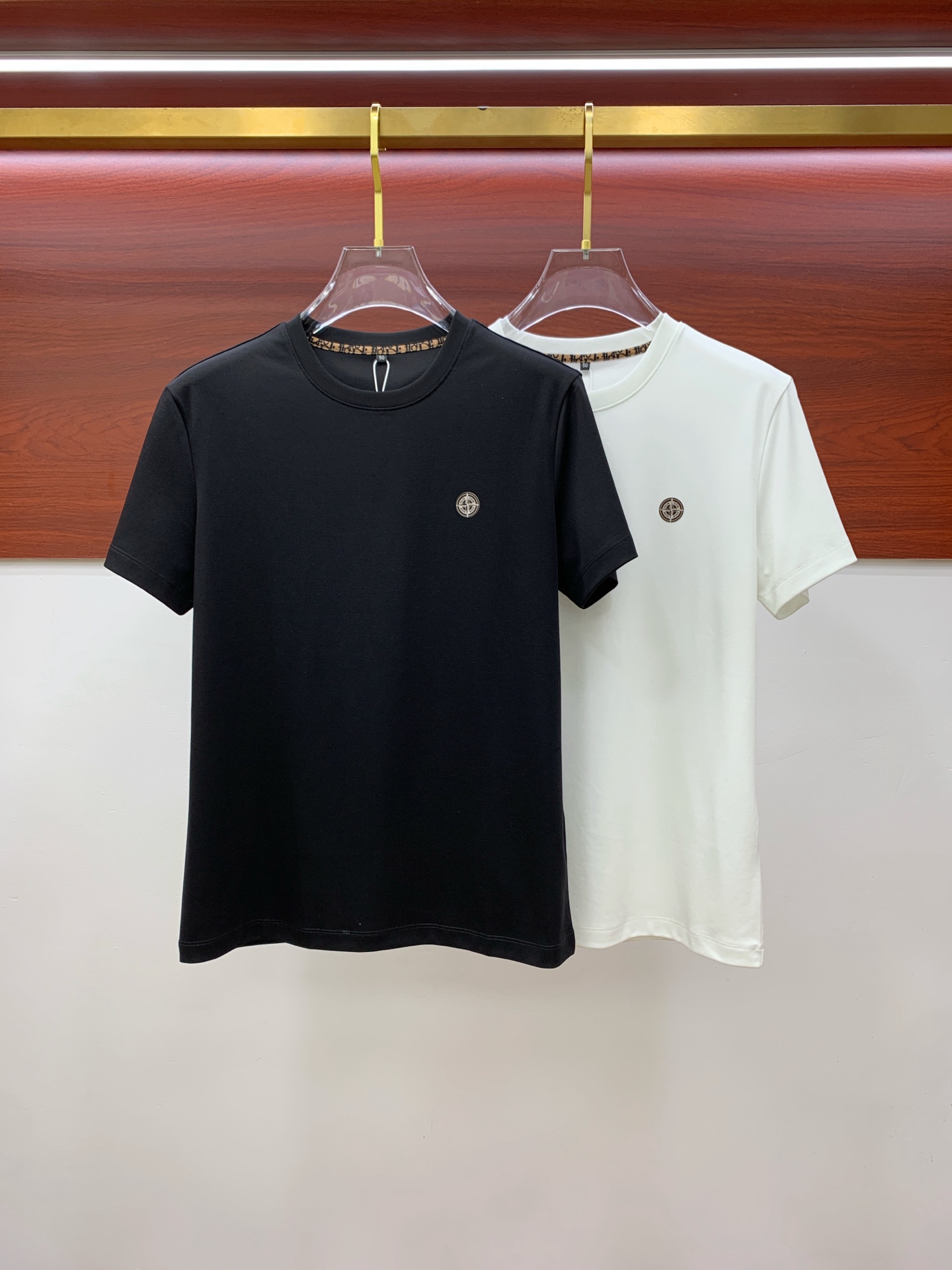 NO:159969,Dior 25ss Spring and Summer [New Product] Customized silk fabric is silky and breathable!  Fashionable classic round neck short-sleeved fashion item design, more fashionable and comfortable, high-standard customization, very stylish on the upper body, classic LOGO pattern on the chest brand customer-supplied auxiliary materials, customer-supplied imported high-end fabrics have very delicate texture!  Any fashion can be matched, the style is super good, and it is a must-have for summer!  M-3XL, dior, T-shirt, alexander wang19860909迪奥25ss春夏【新品】定制蚕丝面料丝滑透气！时尚经典圆领短袖时尚单品设计,更加时尚舒适,高标准定制,上身非常有型,胸前品牌经典LOGO 图案 客供辅料,客供进口高档面料质感非常细腻！任何时装都可以搭配,版型超级好 码数夏季必备！M-3XL,,dior,T-shirt,alexander wang,Men's clothing