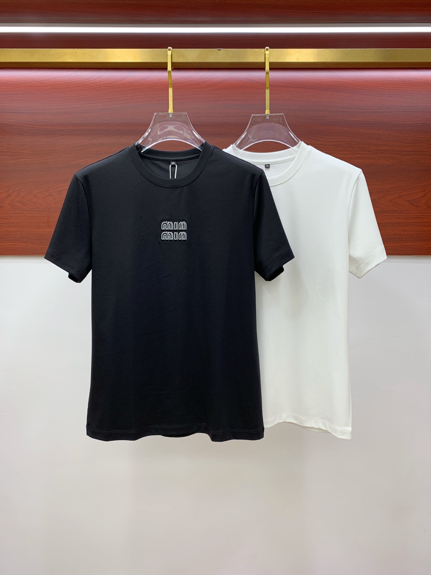 NO:159971,miumiu25ss Spring and Summer [New Product] Customized silk fabric is silky and breathable!  Fashionable classic round neck short-sleeved fashion item design, more fashionable and comfortable, high-standard customization, very stylish on the upper body, classic LOGO pattern on the chest brand customer-supplied auxiliary materials, customer-supplied imported high-end fabrics have very delicate texture!  Any fashion can be matched, the style is super good, and it is a must-have for summer!  M-3XL, miumiu, T-shirt, alexander wang19860909miumiu25ss春夏【新品】定制蚕丝面料丝滑透气！时尚经典圆领短袖时尚单品设计,更加时尚舒适,高标准定制,上身非常有型,胸前品牌经典LOGO 图案 客供辅料,客供进口高档面料质感非常细腻！任何时装都可以搭配,版型超级好 码数夏季必备！M-3XL,,miumiu,T-shirt,alexander wang,Men's clothing