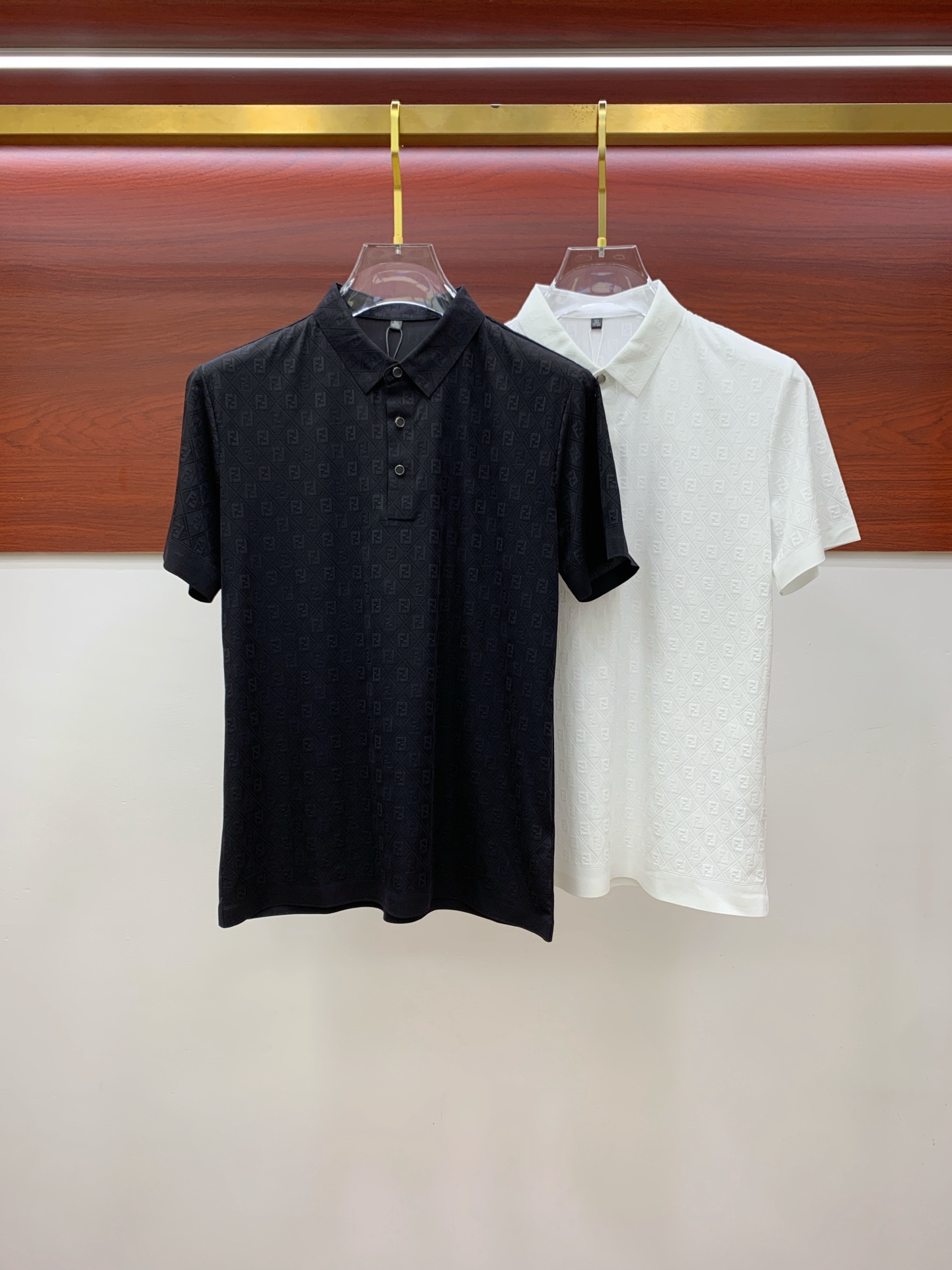 NO:159976,Fendi 25SS new spring and summer short-sleeved lapel T-shirt polo, the highest version is customized with high-end vermillion floor fabric simple and fashionable style, thread color matching is super good!  Classic logo simple and elegant style!  Full of high-end feel, wearable in all seasons. Simple European style official website is on sale... Code number M-3XL, fendi, T-shirt, tees, t-shirt, alexander wang19860909芬迪25SS新款春夏短袖翻领T恤polo,最高版本客供定制高端朱地面料简单时尚款,螺纹拼色螺纹配色超级好看！经典logo简单大方的款式！满满的高级感,四季可穿.简欧风格官网在售 …码数M-3XL,,fendi,T-shirt,tees，t-shirt,alexander wang,Men's clothing