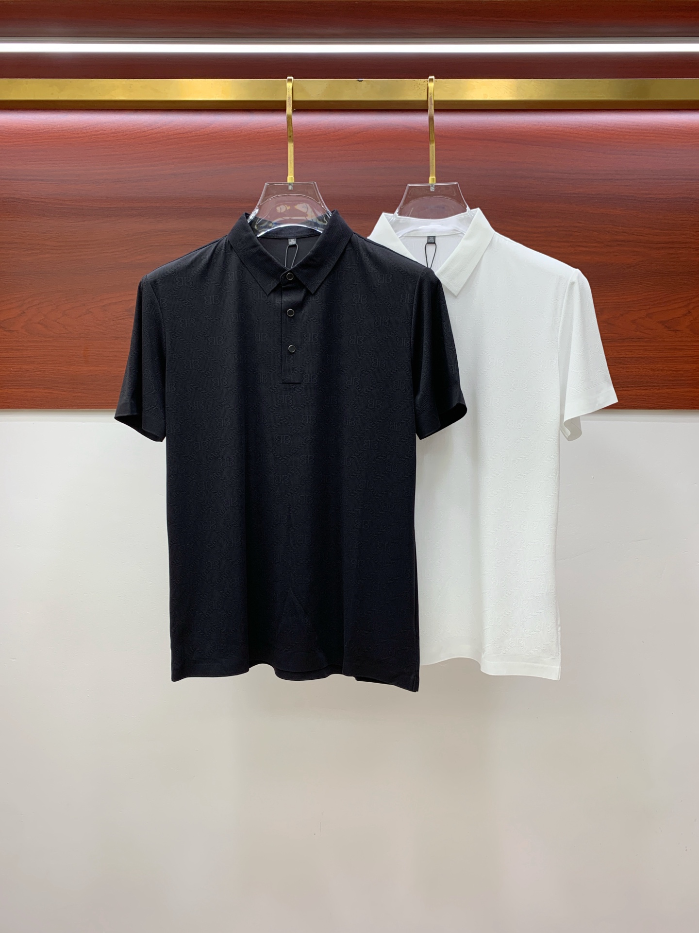 NO:159978,Balenciaga 25SS new spring and summer short-sleeved lapel T-shirt polo, the highest version is customized with high-end vermillion floor fabric simple and fashionable style, thread color matching is super good!  Classic logo simple and elegant style!  Full of high-end feel, wearable in all seasons. Simple European style official website is on sale... Code number M-3XL, balenciaga, T-shirt,tees, t-shirt,alexander wang19860909巴黎世家25SS新款春夏短袖翻领T恤polo,最高版本客供定制高端朱地面料简单时尚款,螺纹拼色螺纹配色超级好看！经典logo简单大方的款式！满满的高级感,四季可穿.简欧风格官网在售 …码数M-3XL,,balenciaga,T-shirt,tees，t-shirt,alexander wang,Men's clothing