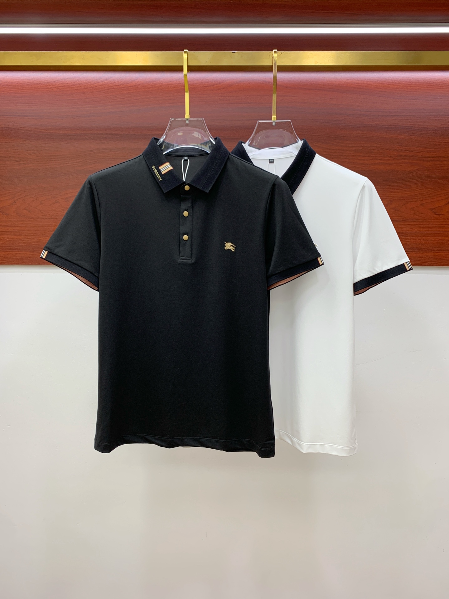 NO:159981,Burberry 25SS new spring and summer short-sleeved lapel T-shirt polo, the highest version is customized high-end vermill fabric simple and fashionable, thread color combination is super good-looking!  Classic logo simple and elegant style!  Full of high-end feel, wearable in all seasons. Simple European style official website is on sale... Code number M-3XL, burberry, T-shirt, tees, t-shirt, alexander wang19860909巴宝莉25SS新款春夏短袖翻领T恤polo,最高版本客供定制高端朱地面料简单时尚款,螺纹拼色螺纹配色超级好看！经典logo简单大方的款式！满满的高级感,四季可穿.简欧风格官网在售 …码数M-3XL,,burberry,T-shirt,tees，t-shirt,alexander wang,Men's clothing