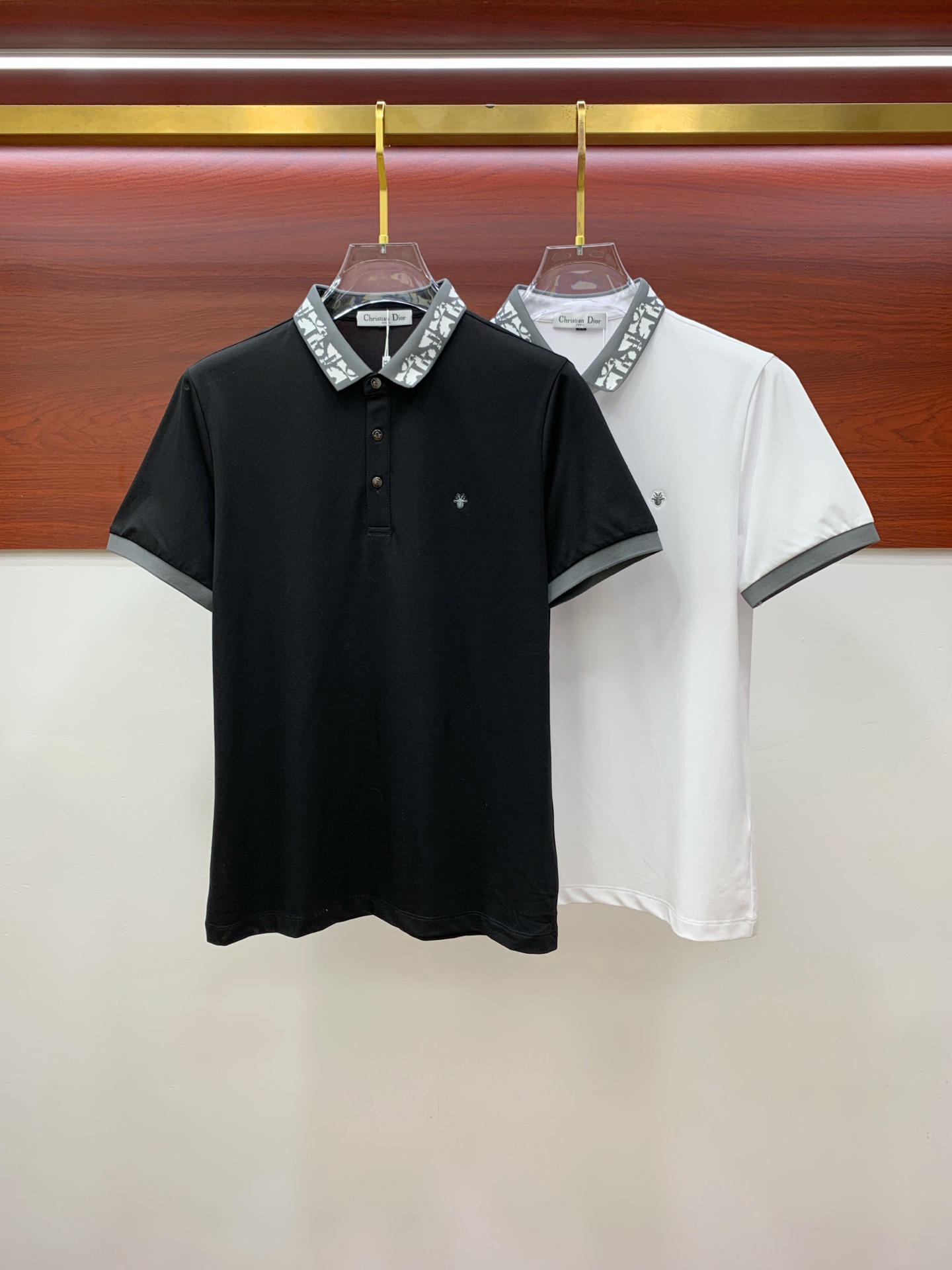 NO:159983,Dior 25SS new spring and summer short-sleeved lapel T-shirt polo, the highest version is customized with high-end vermillion floor fabric simple and fashionable style, thread color matching is super good!  Classic logo simple and elegant style!  Full of high-end feel, wearable in all seasons. Simple European style official website is on sale...Digital M-3XL,,dior,T-shirt,tees,t-shirt,alexander wang19860909迪奥25SS新款春夏短袖翻领T恤polo,最高版本客供定制高端朱地面料简单时尚款,螺纹拼色螺纹配色超级好看！经典logo简单大方的款式！满满的高级感,四季可穿.简欧风格官网在售 …码数M-3XL,,dior,T-shirt,tees，t-shirt,alexander wang,Men's clothing