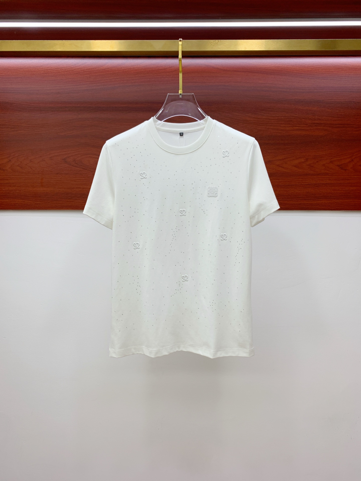 NO:159973,Luo Yiwei 25ss Spring and Summer [New Product] Customized silk fabric is silky and breathable!  Fashionable classic round neck short-sleeved fashion item design, more fashionable and comfortable, high-standard customization, very stylish on the upper body, classic LOGO pattern on the chest brand customer-supplied auxiliary materials, customer-supplied imported high-end fabrics have very delicate texture!  Any fashion can be matched, the style is super good, and it is a must-have for summer!  M-3XL, loewe, T-shirt, alexander wang19860909罗意威25ss春夏【新品】定制蚕丝面料丝滑透气！时尚经典圆领短袖时尚单品设计,更加时尚舒适,高标准定制,上身非常有型,胸前品牌经典LOGO 图案 客供辅料,客供进口高档面料质感非常细腻！任何时装都可以搭配,版型超级好 码数夏季必备！M-3XL,,loewe,T-shirt,alexander wang,Men's clothing